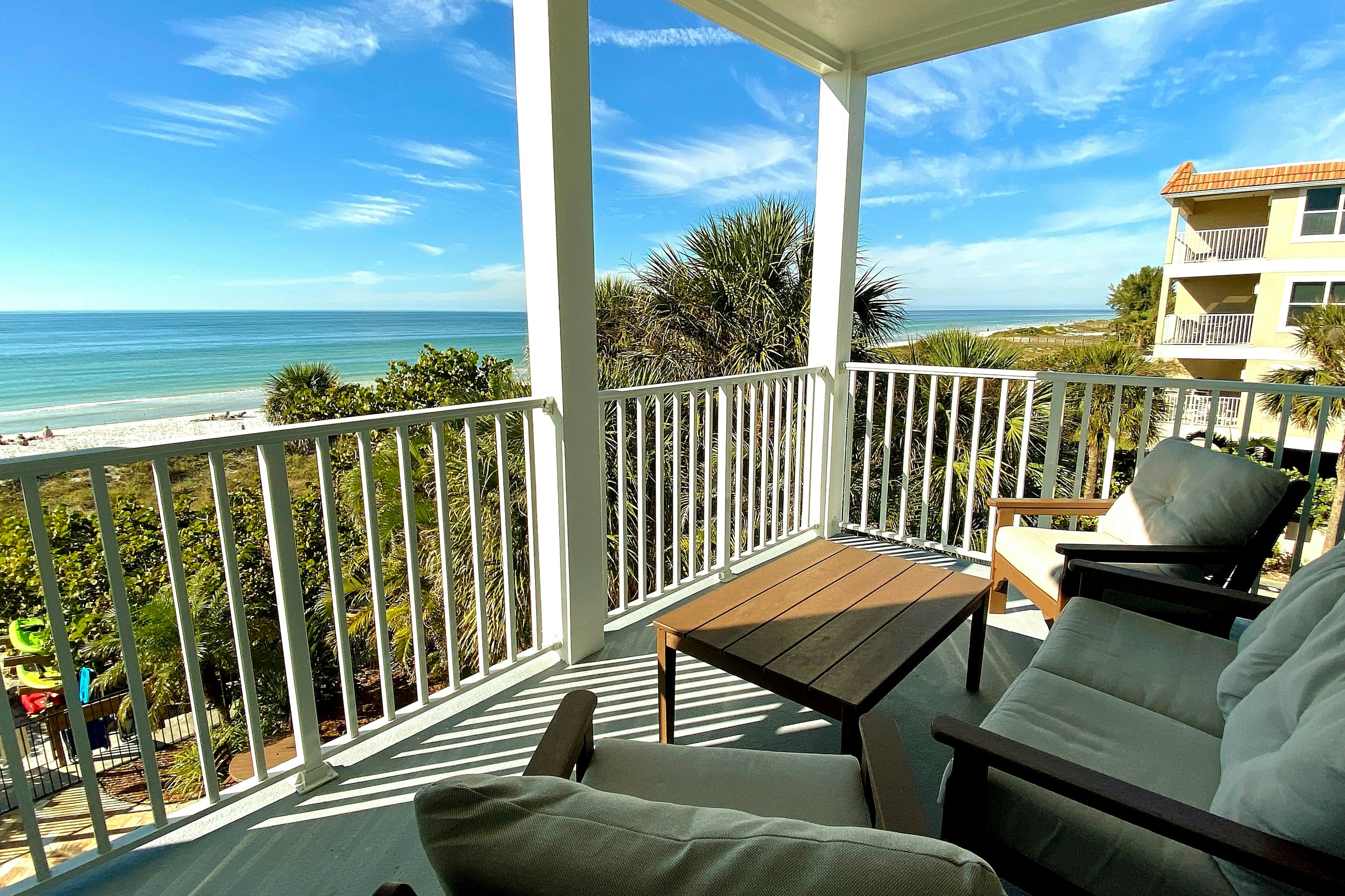 Beachfront condo with WiFi, EV chargers, AC - one dog welcome