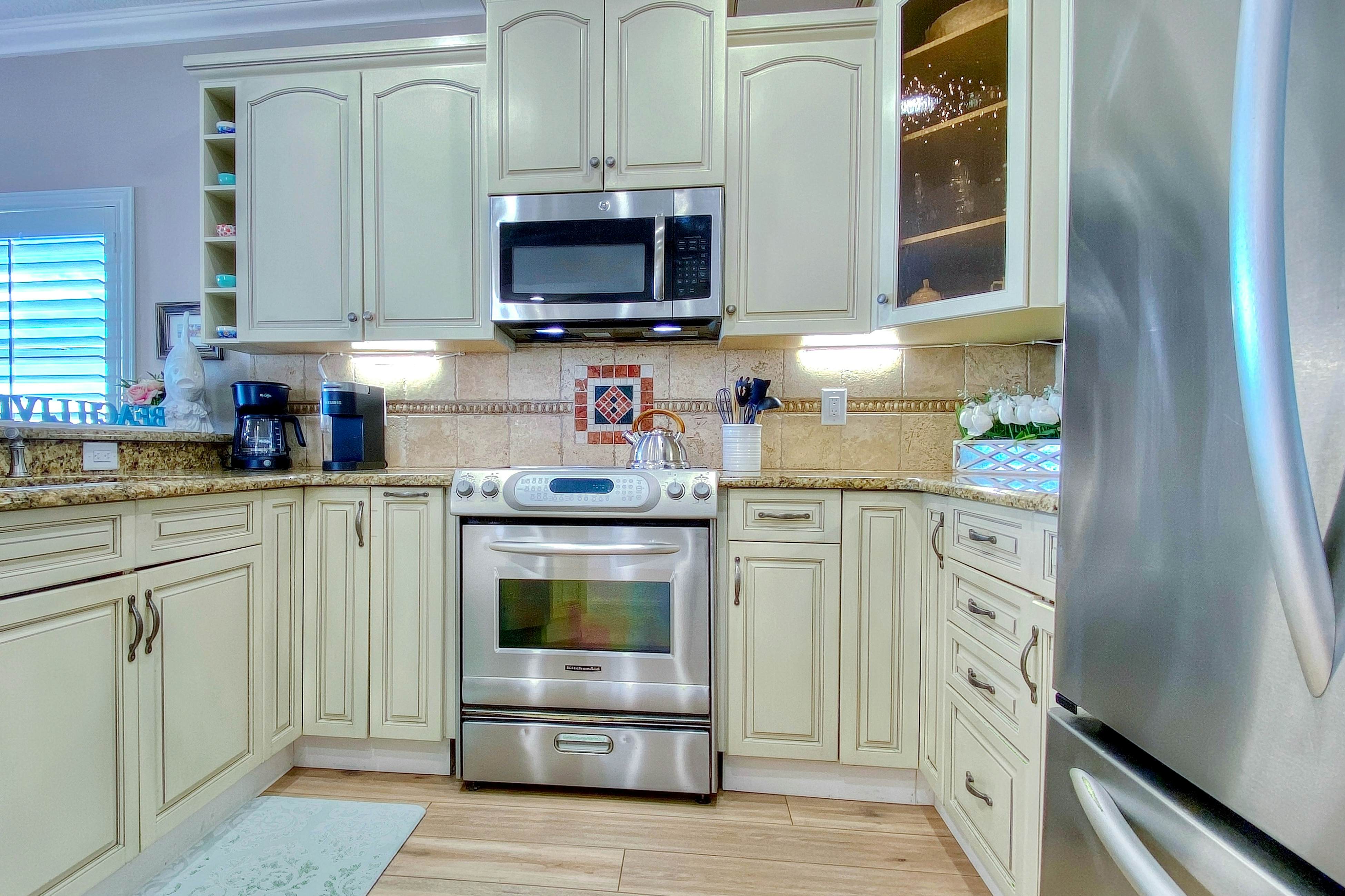 Beachfront condo with WiFi, EV chargers, AC - one dog welcome