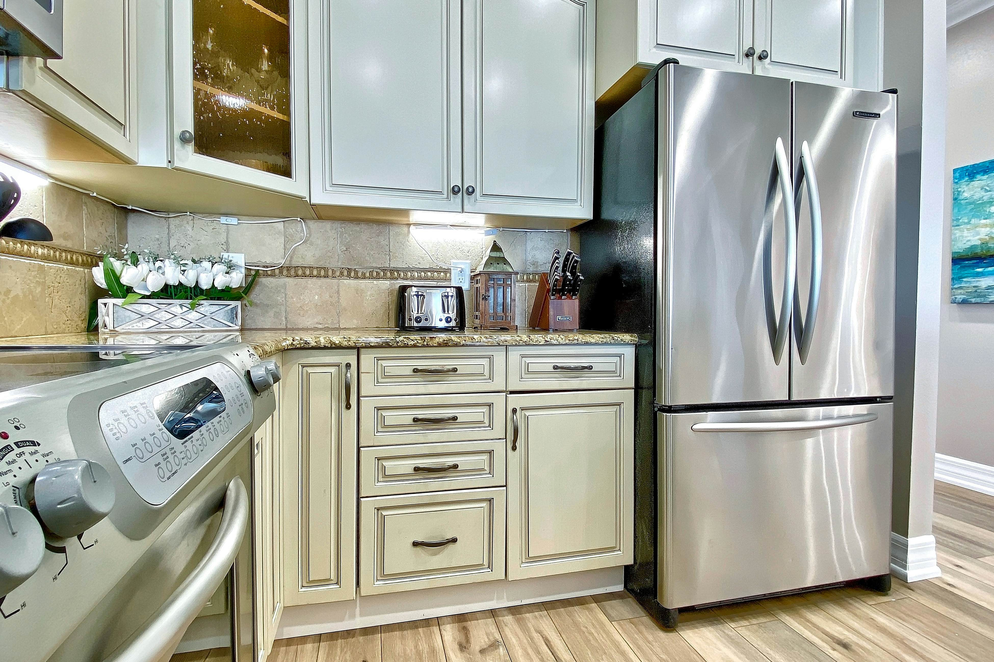 Beachfront condo with WiFi, EV chargers, AC - one dog welcome