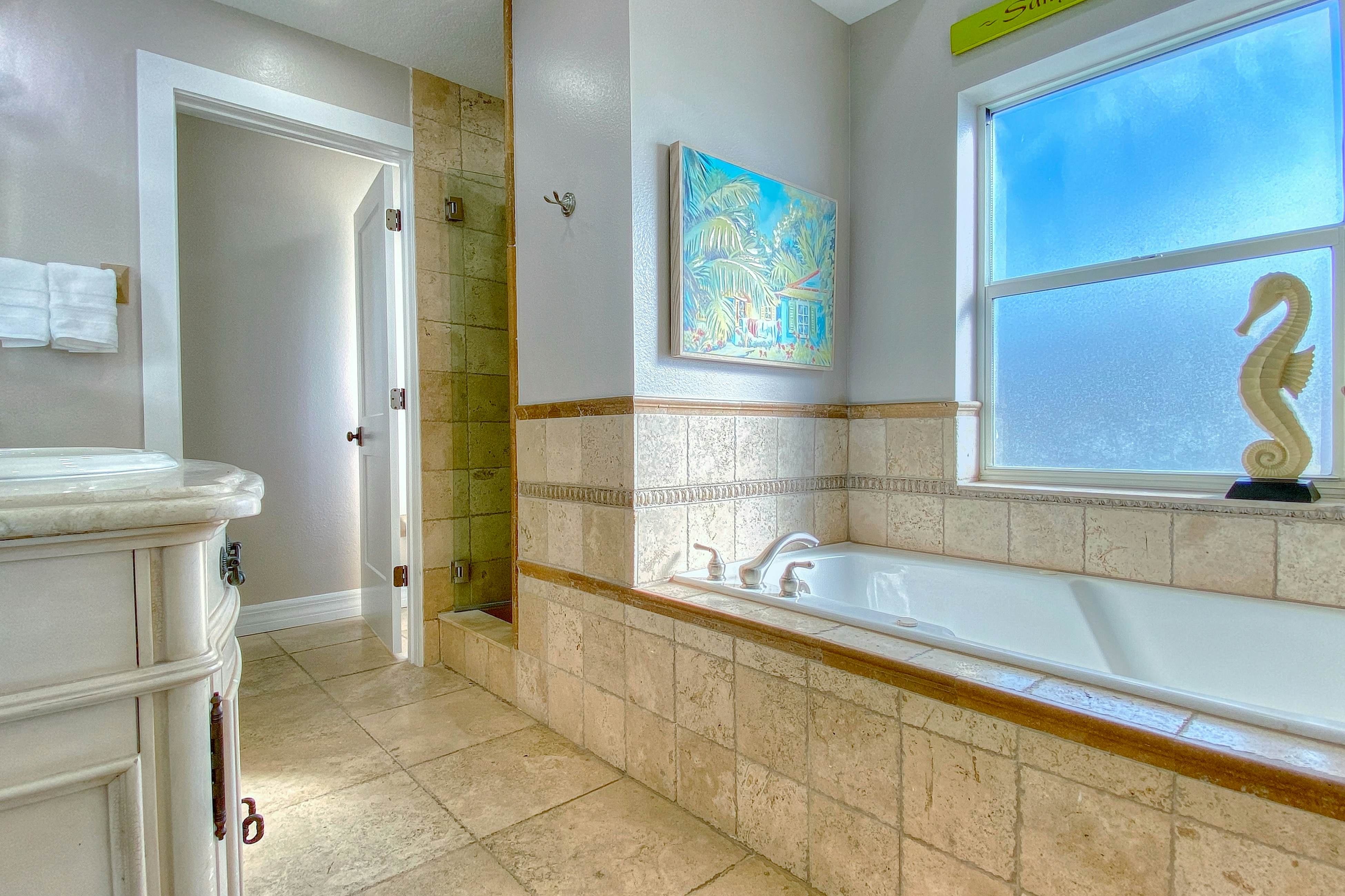 Beachfront condo with WiFi, EV chargers, AC - one dog welcome