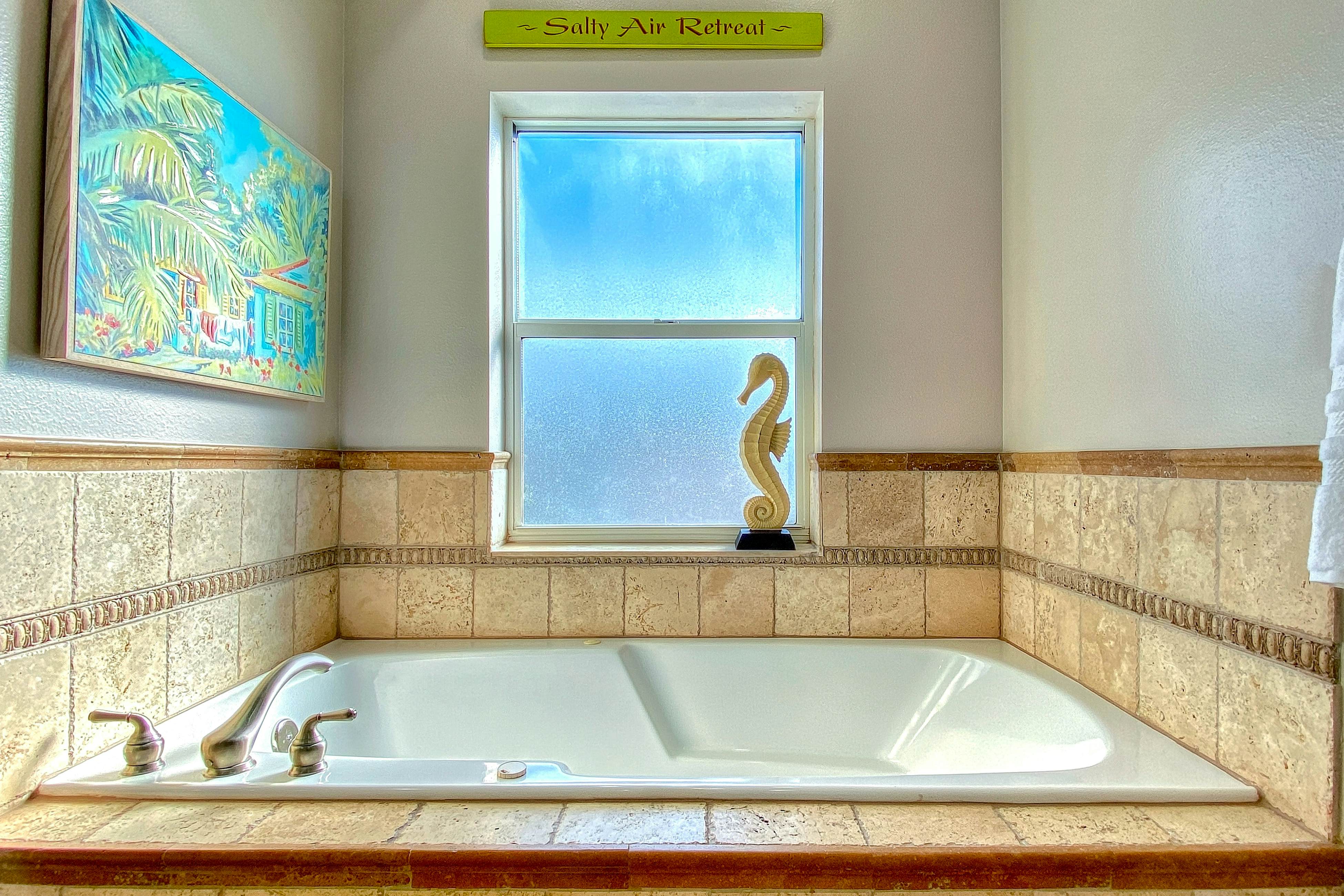 Beachfront condo with WiFi, EV chargers, AC - one dog welcome