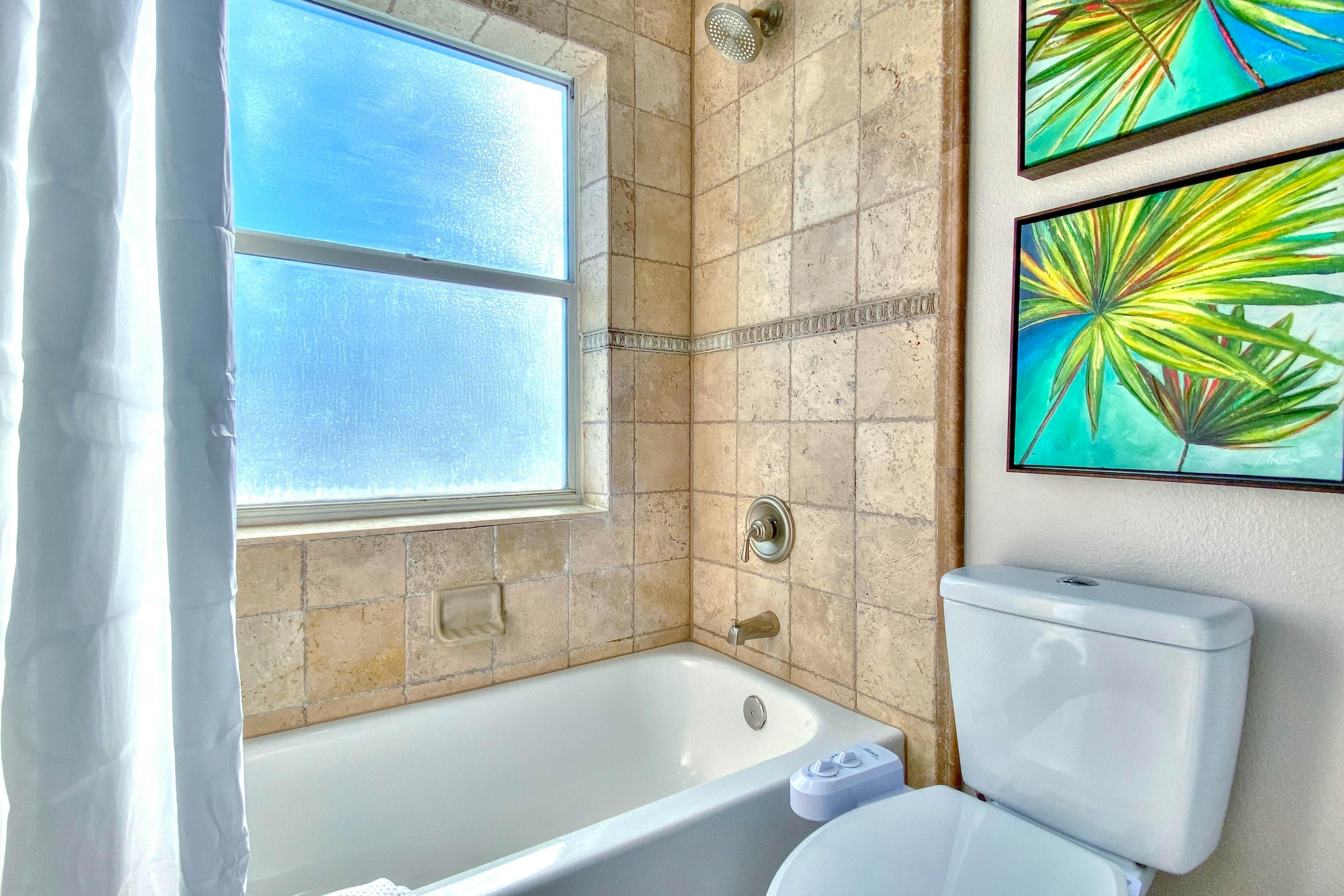 Beachfront condo with WiFi, EV chargers, AC - one dog welcome