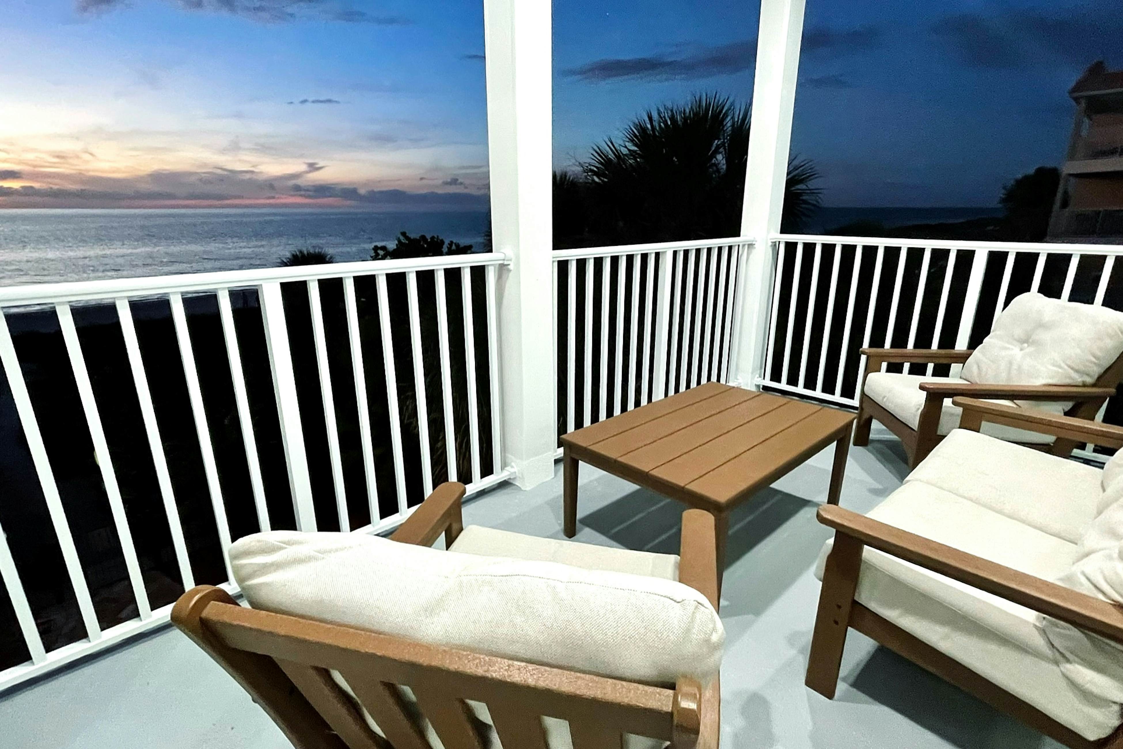 Beachfront condo with WiFi, EV chargers, AC - one dog welcome