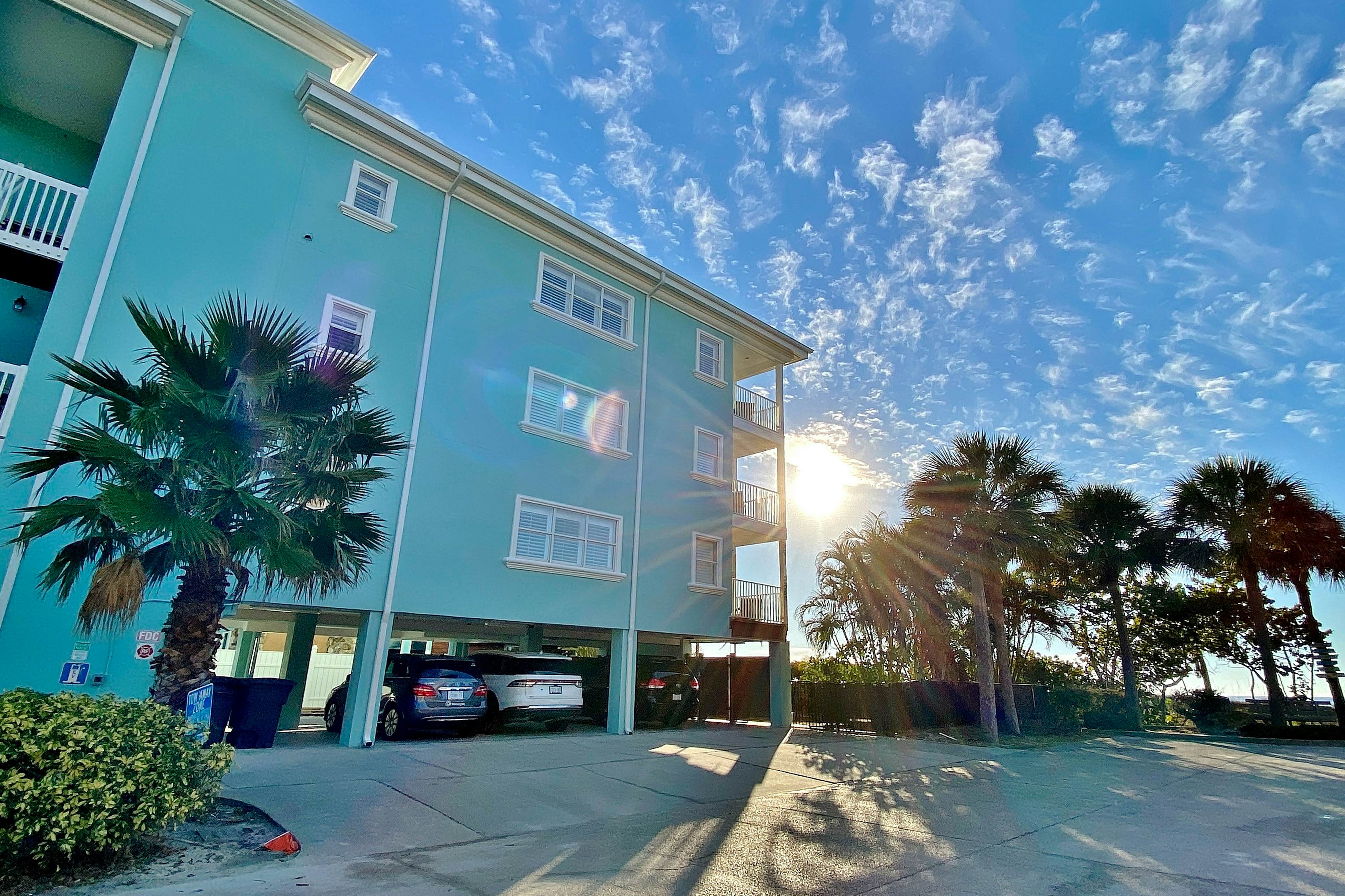 Beachfront condo with WiFi, EV chargers, AC - one dog welcome