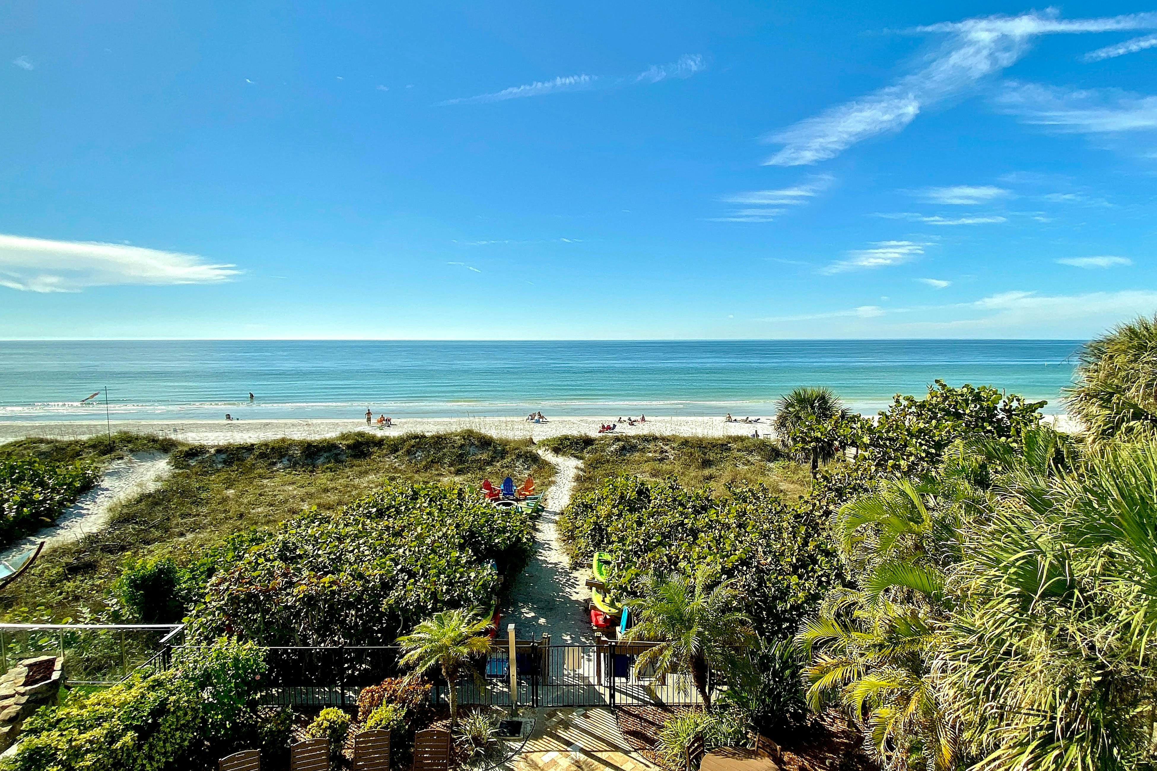 Beachfront condo with WiFi, EV chargers, AC - one dog welcome