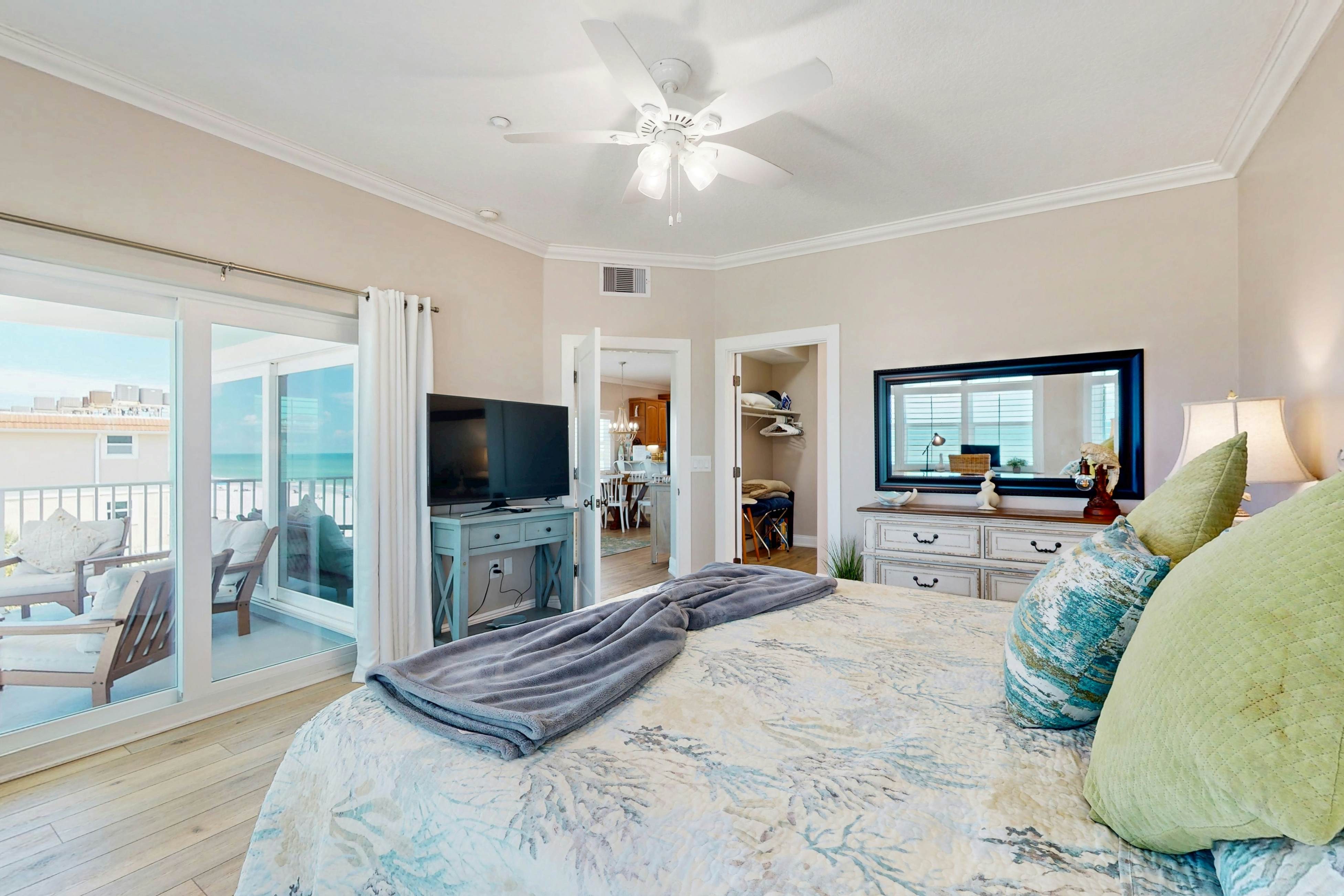 Dog-friendly beachfront paradise with WiFi, AC, washer/dryer