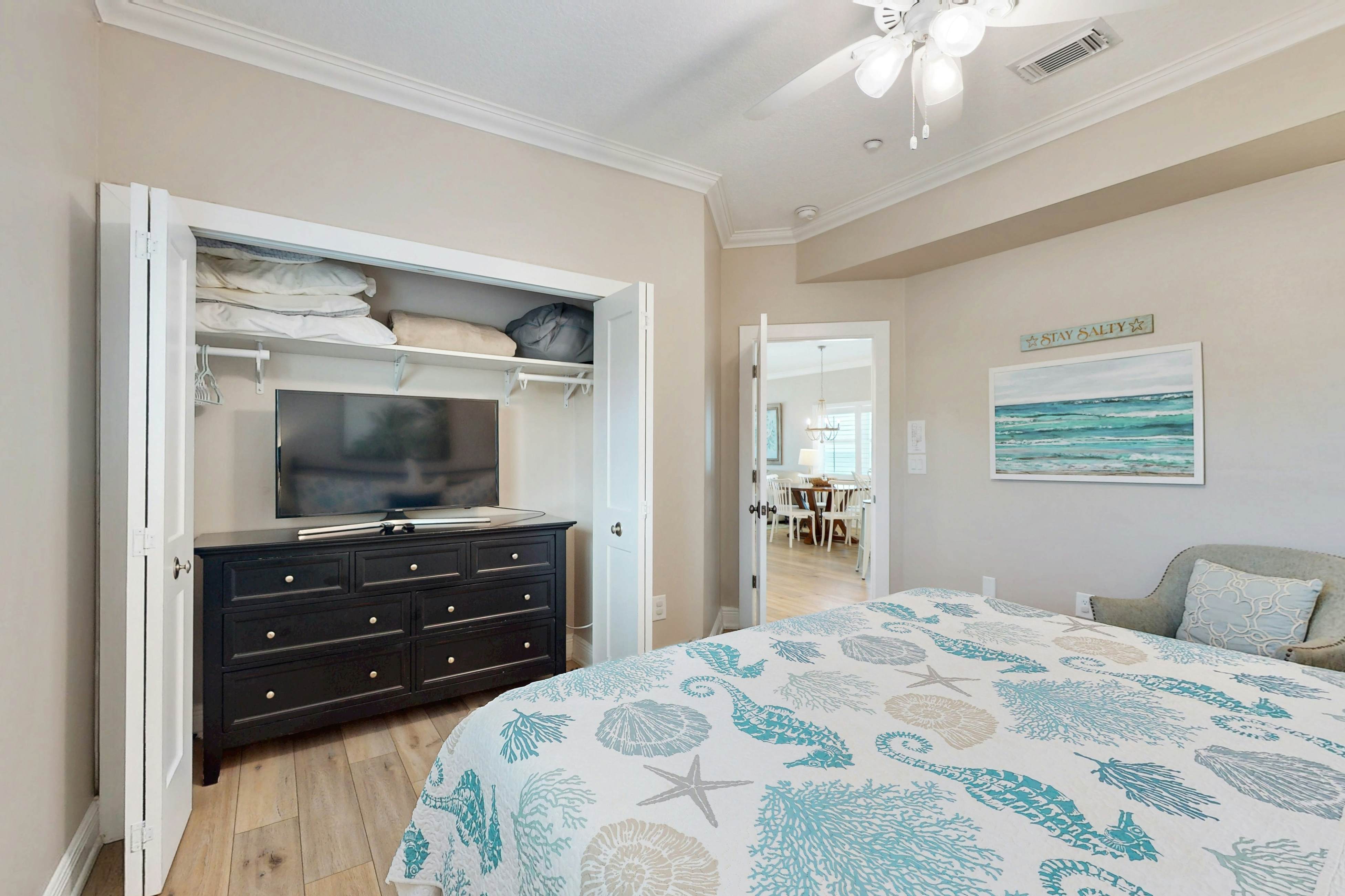 Dog-friendly beachfront paradise with WiFi, AC, washer/dryer