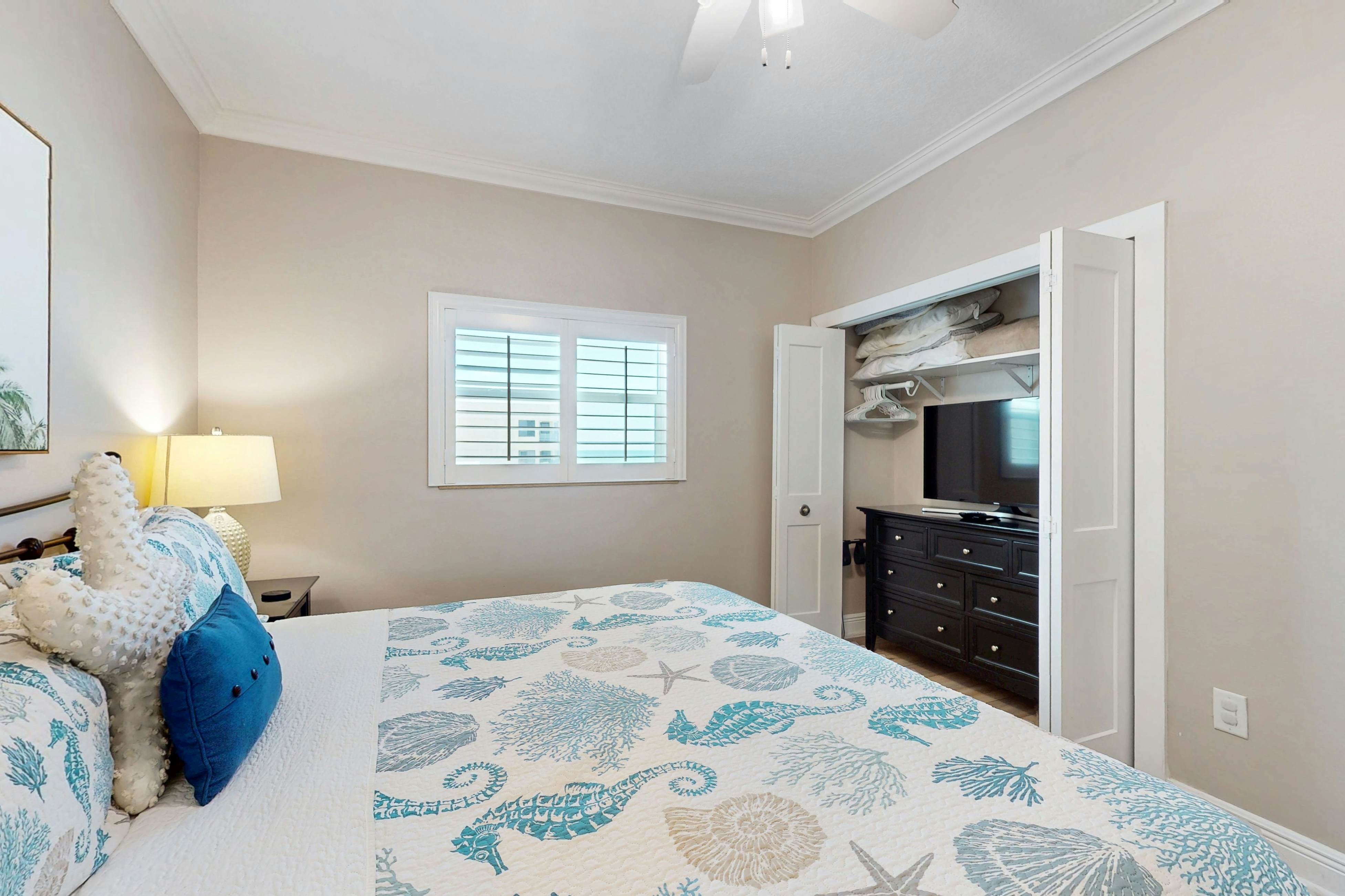 Dog-friendly beachfront paradise with WiFi, AC, washer/dryer