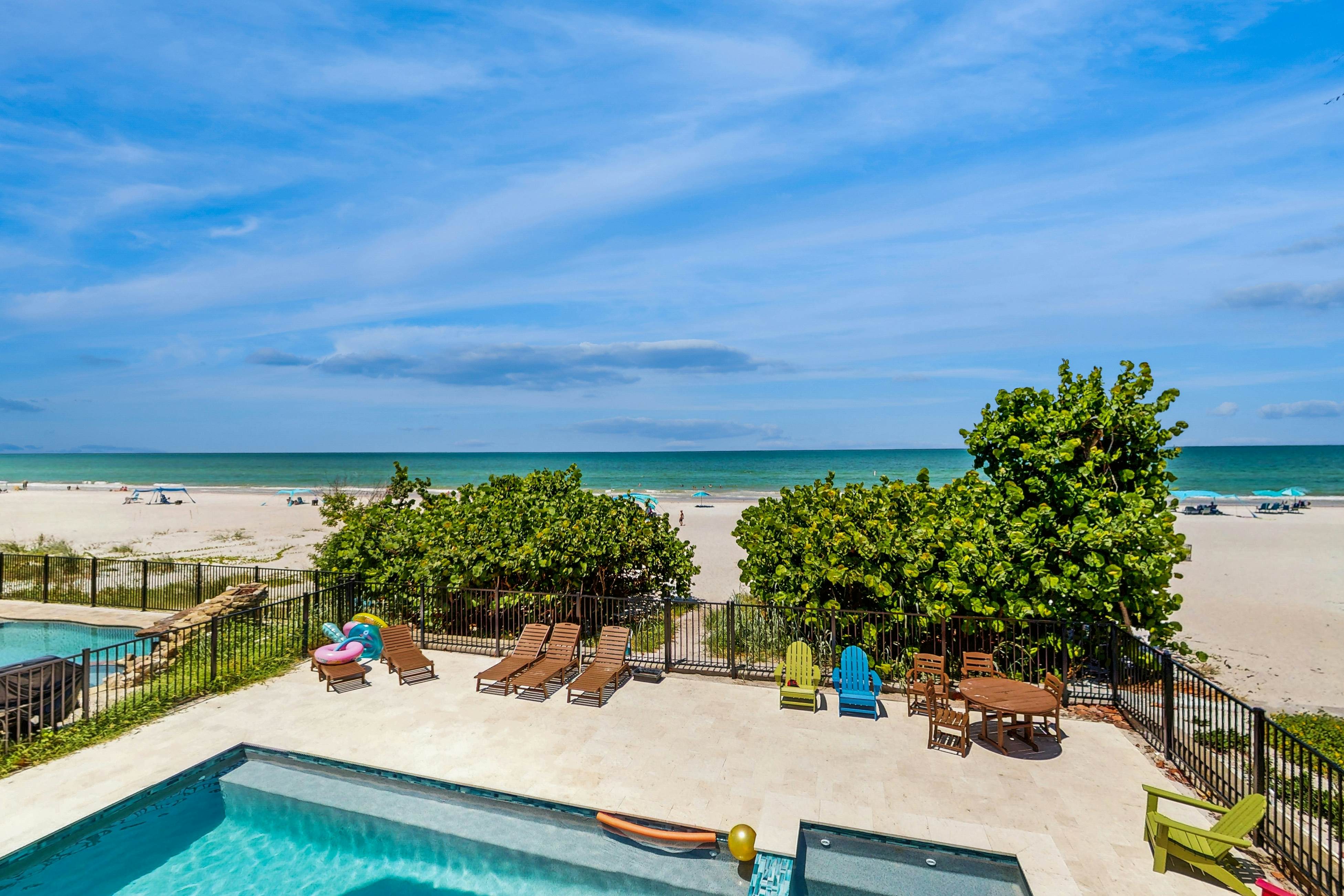 Dog-friendly beachfront paradise with WiFi, AC, washer/dryer