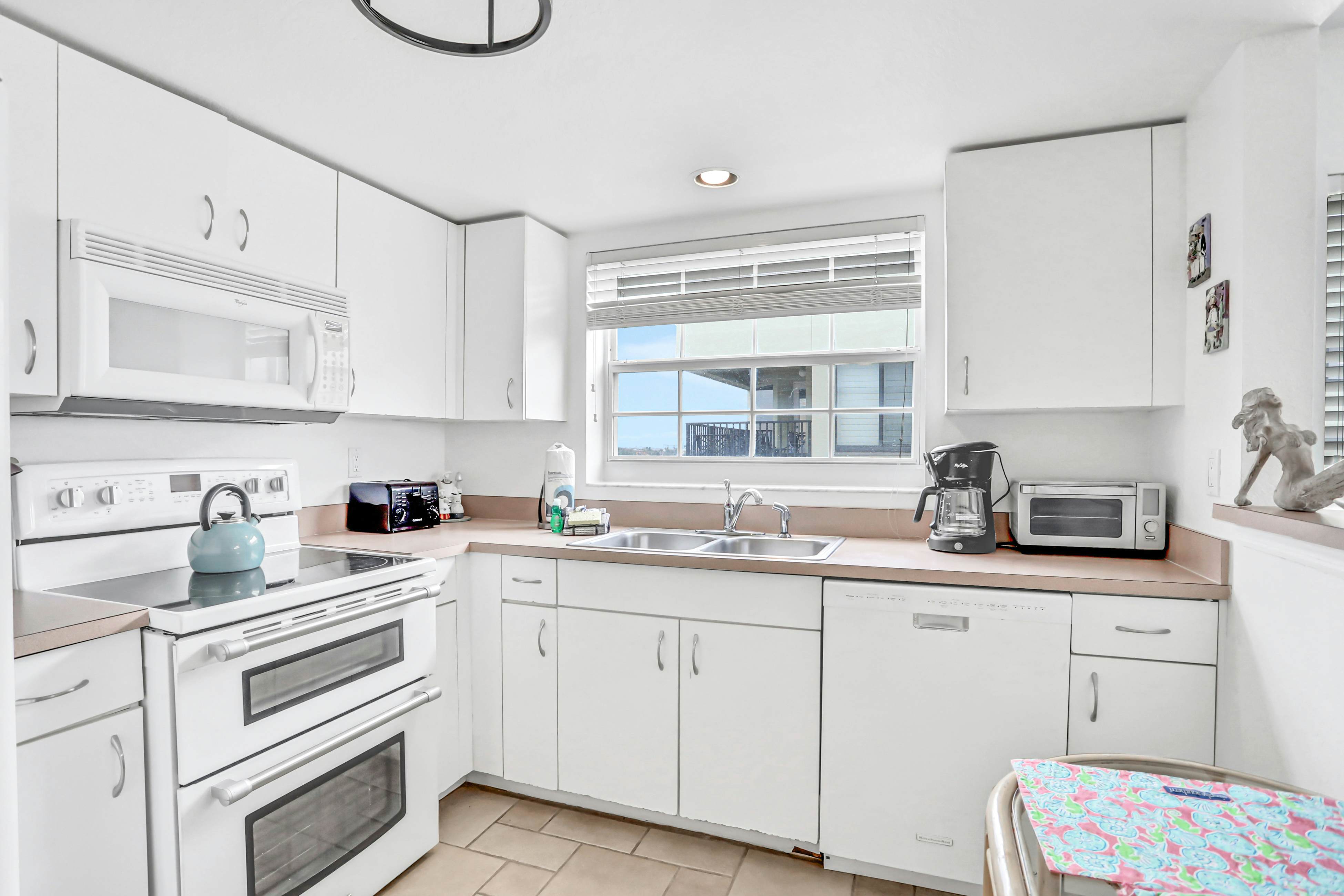 Blissful condo with pool - Gulf-view balcony, private W/D & central AC