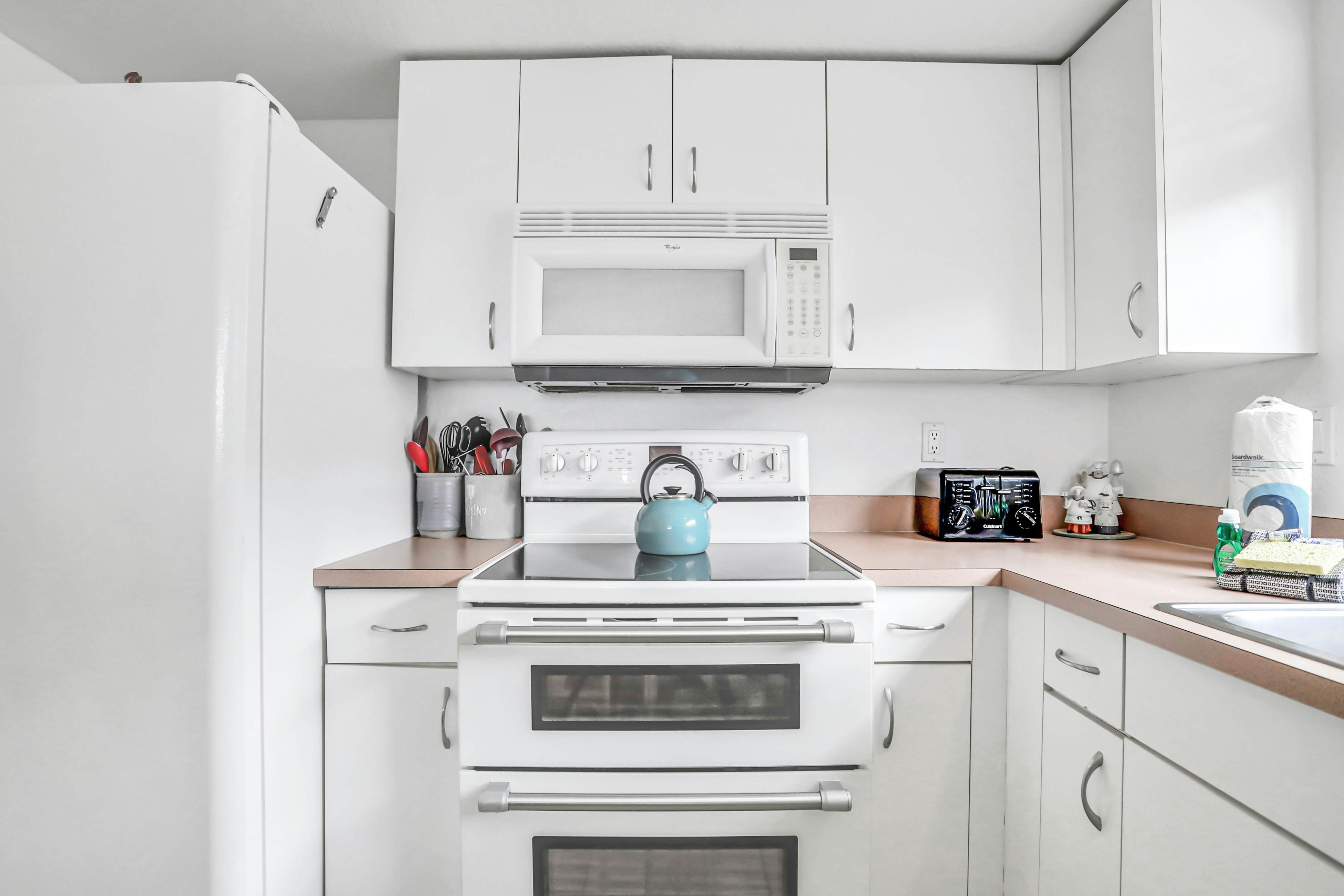 Blissful condo with pool - Gulf-view balcony, private W/D & central AC