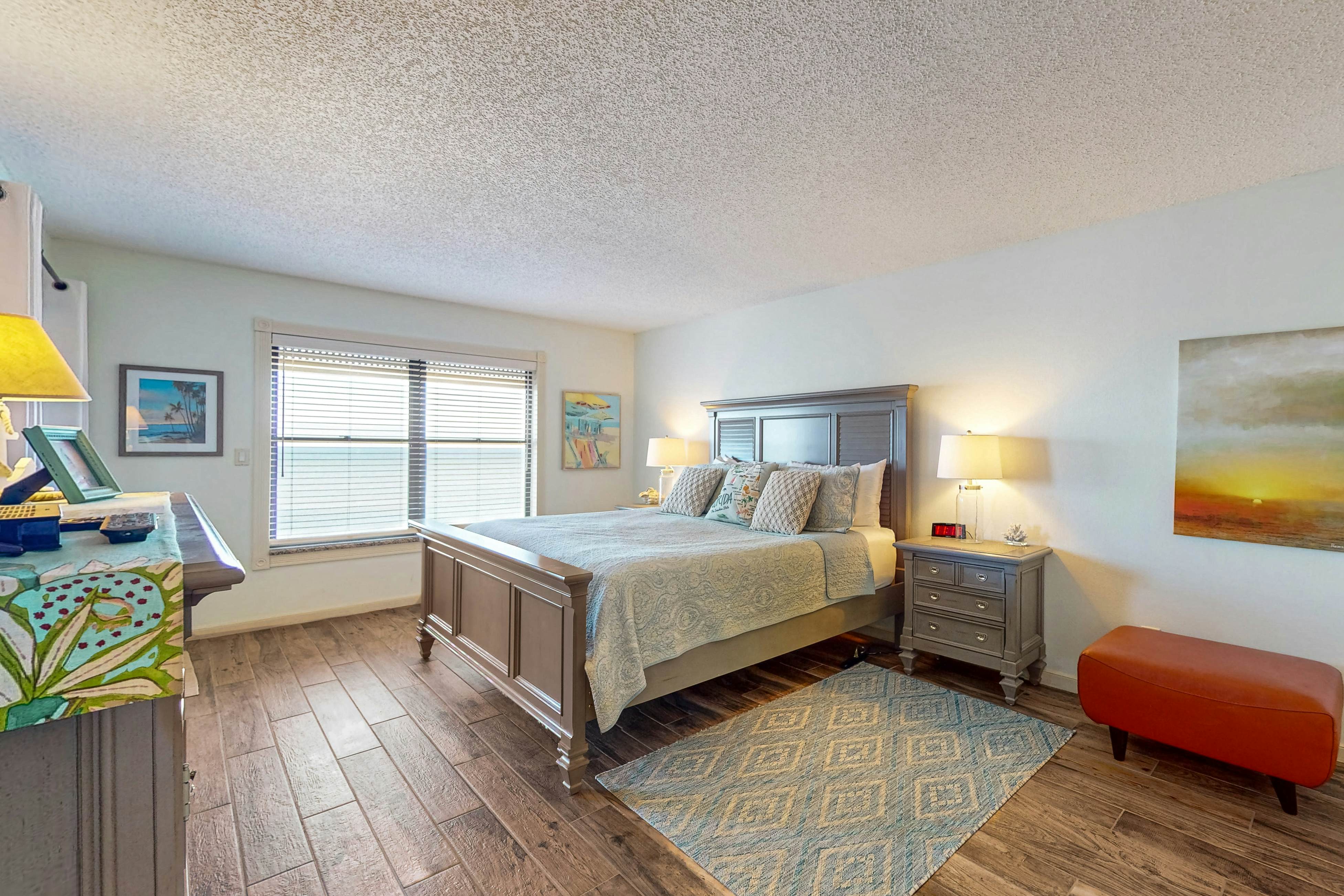 Beachfront condo with Gulf views - pool, sauna & direct beach access