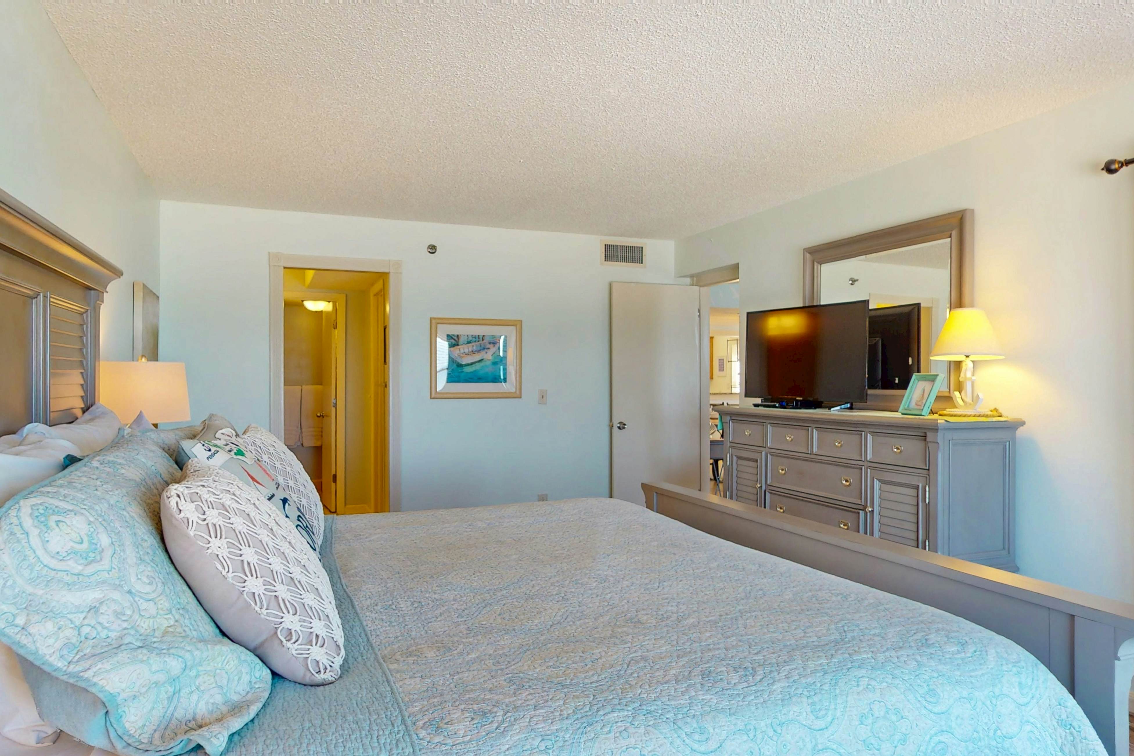 Beachfront condo with Gulf views - pool, sauna & direct beach access