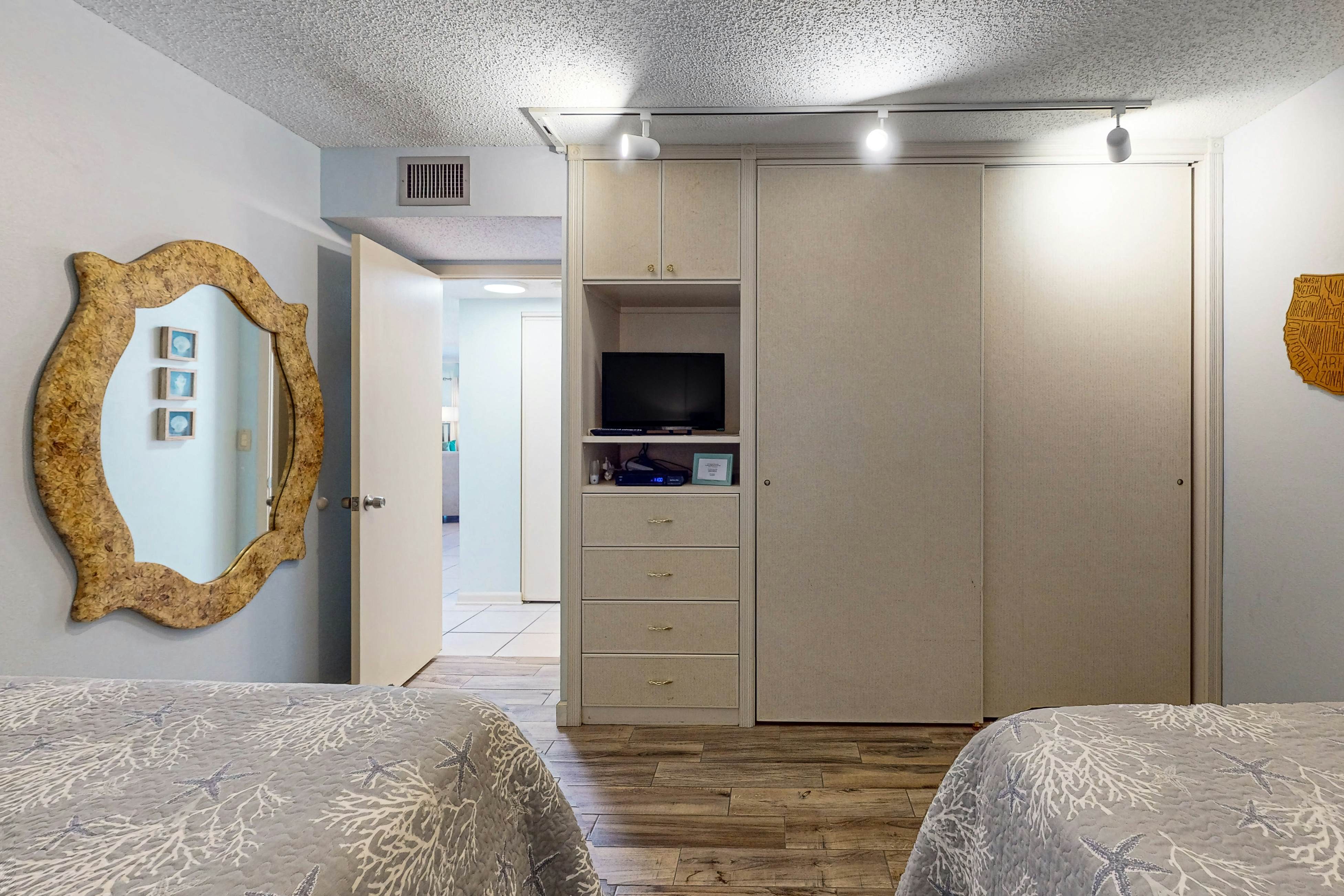 Beachfront condo with Gulf views - pool, sauna & direct beach access