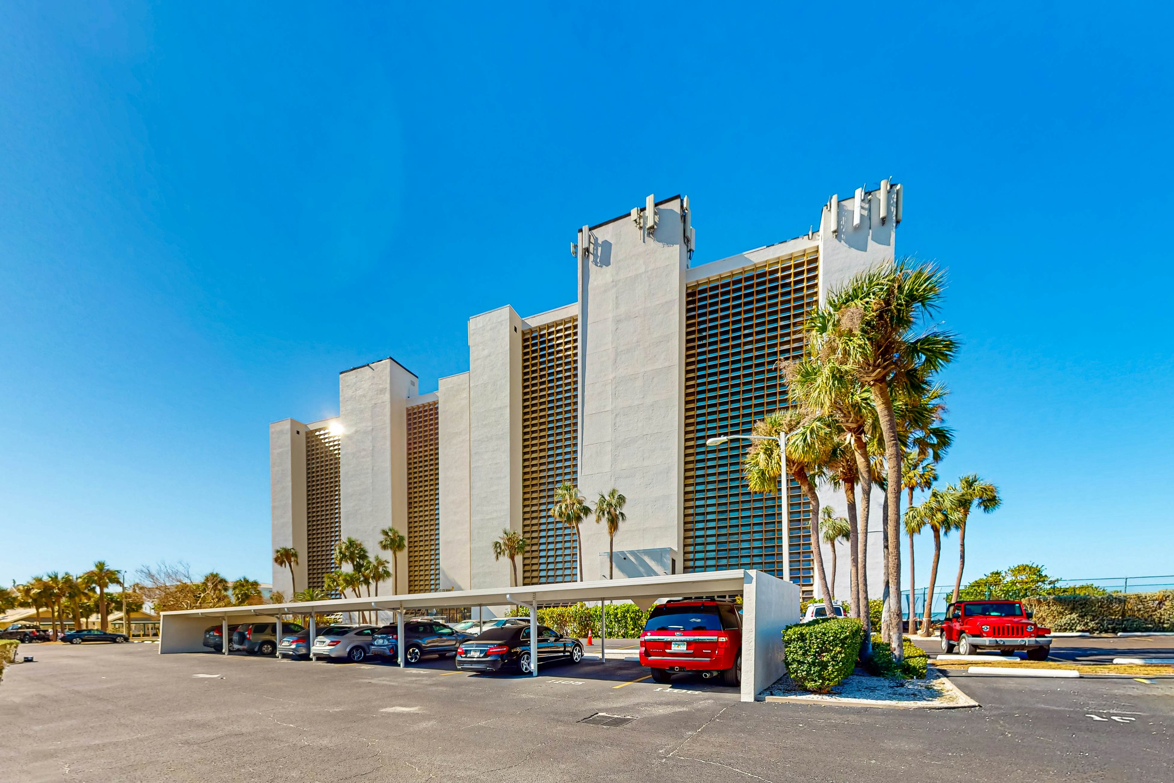 Beachfront condo with Gulf views - pool, sauna & direct beach access