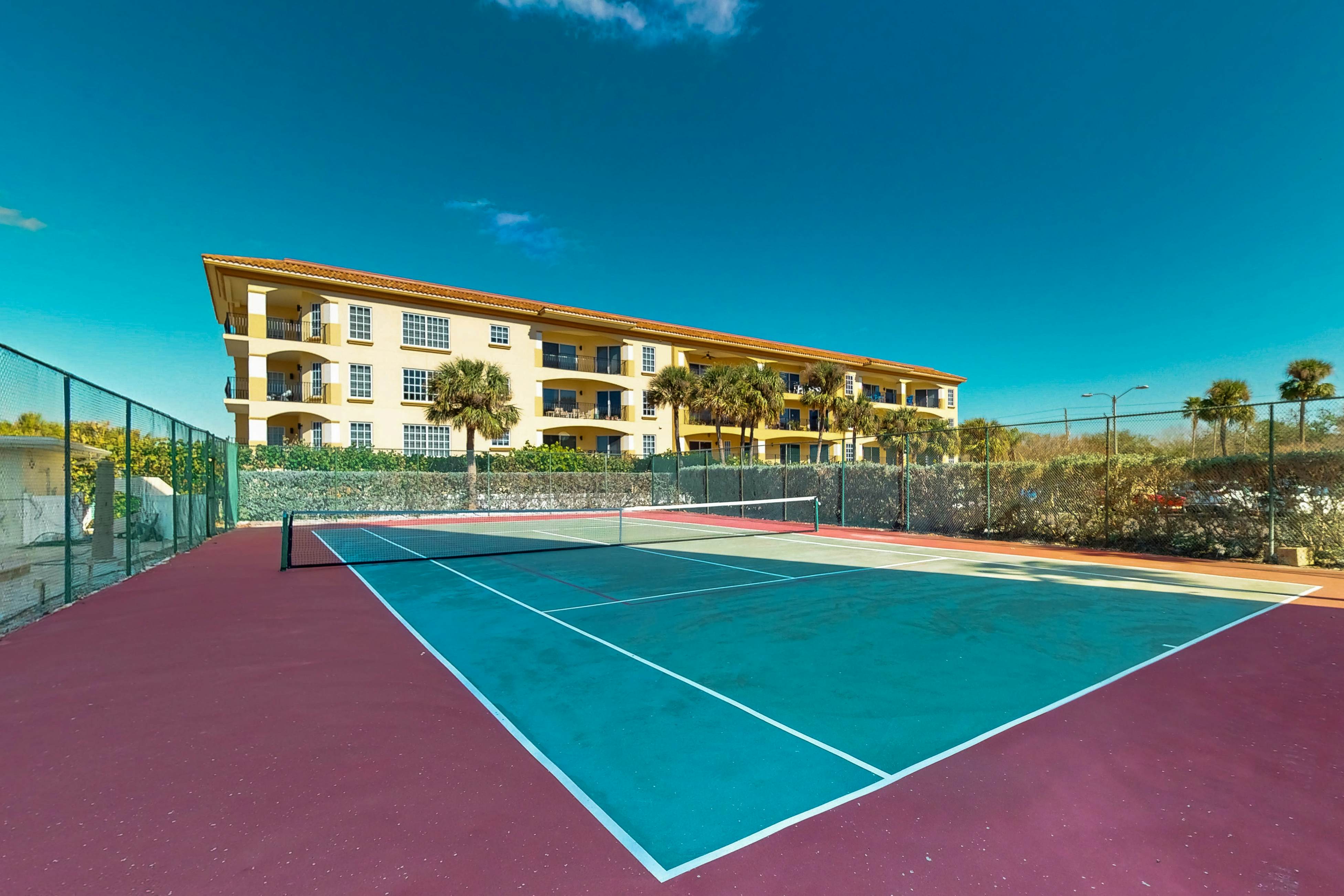 Beachfront condo with Gulf views - pool, sauna & direct beach access