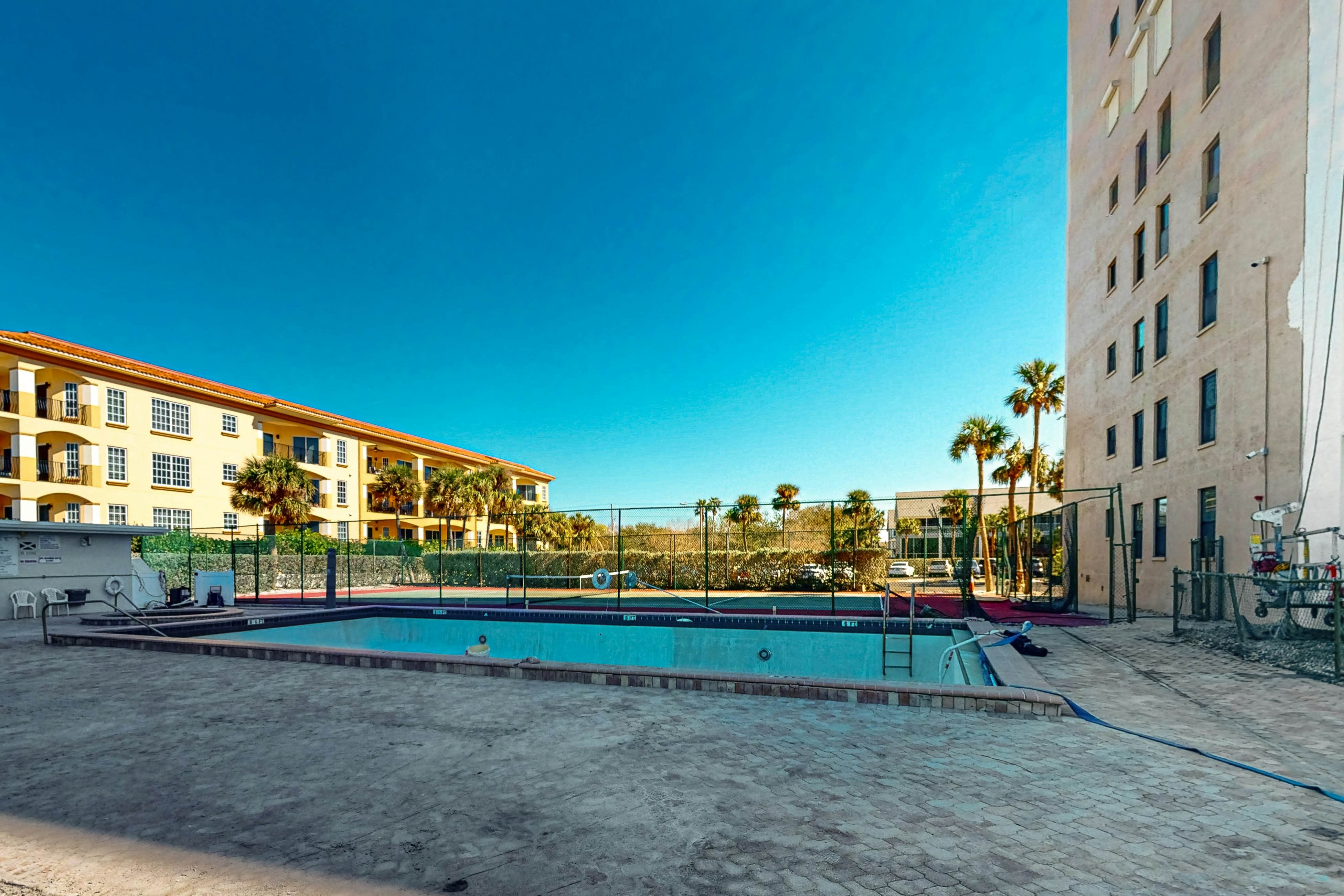 Beachfront condo with Gulf views - pool, sauna & direct beach access