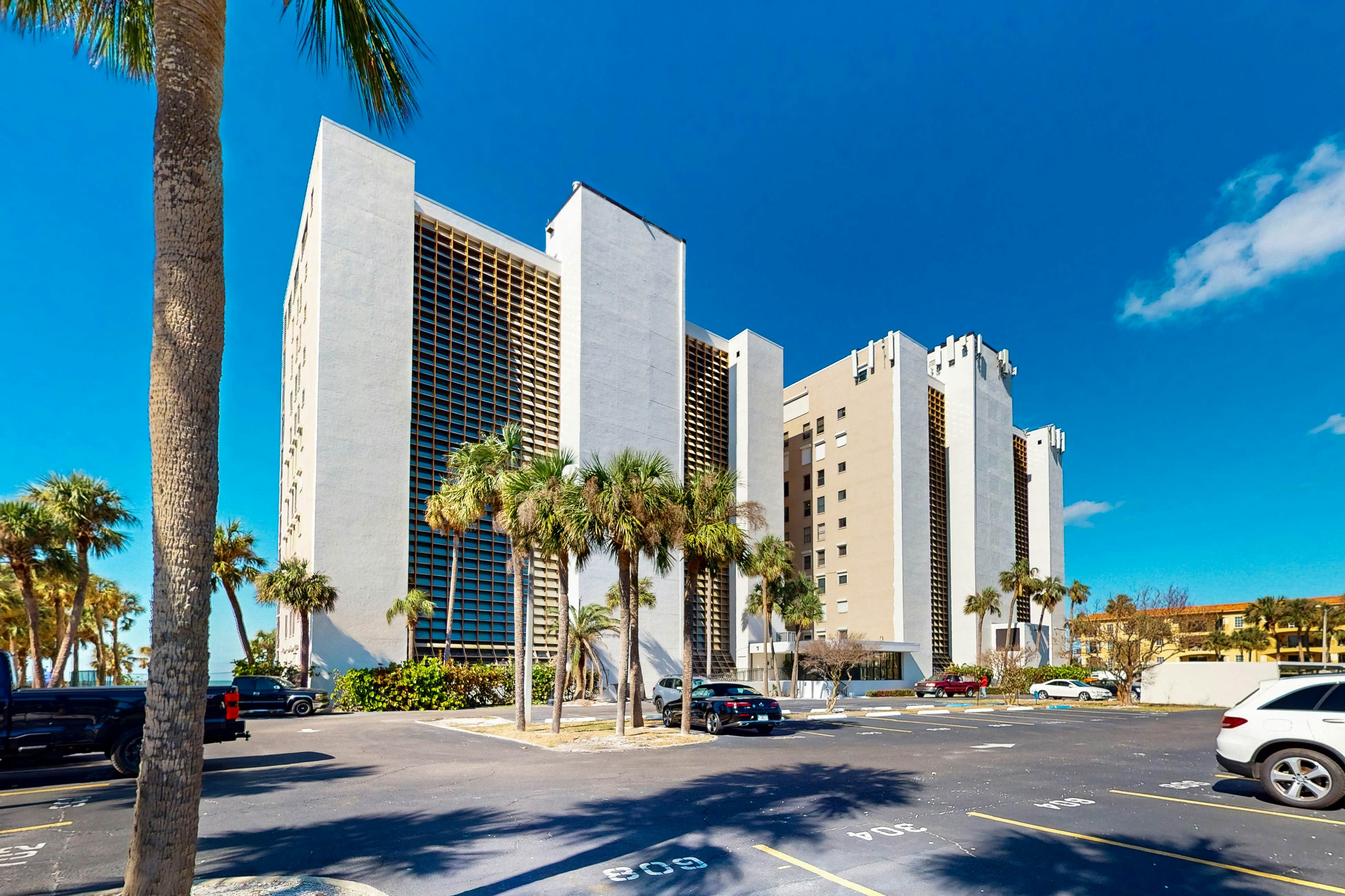 Beachfront condo with Gulf views - pool, sauna & direct beach access