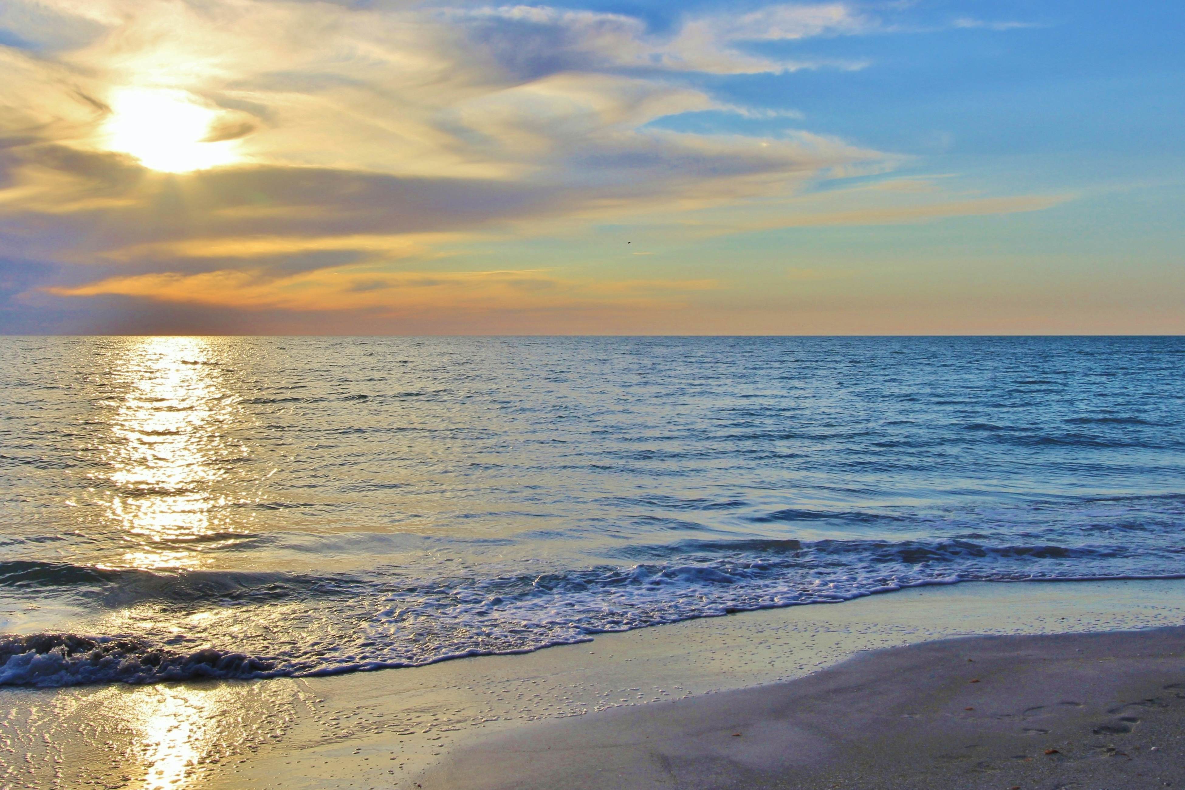 Beachfront condo with Gulf views - pool, sauna & direct beach access