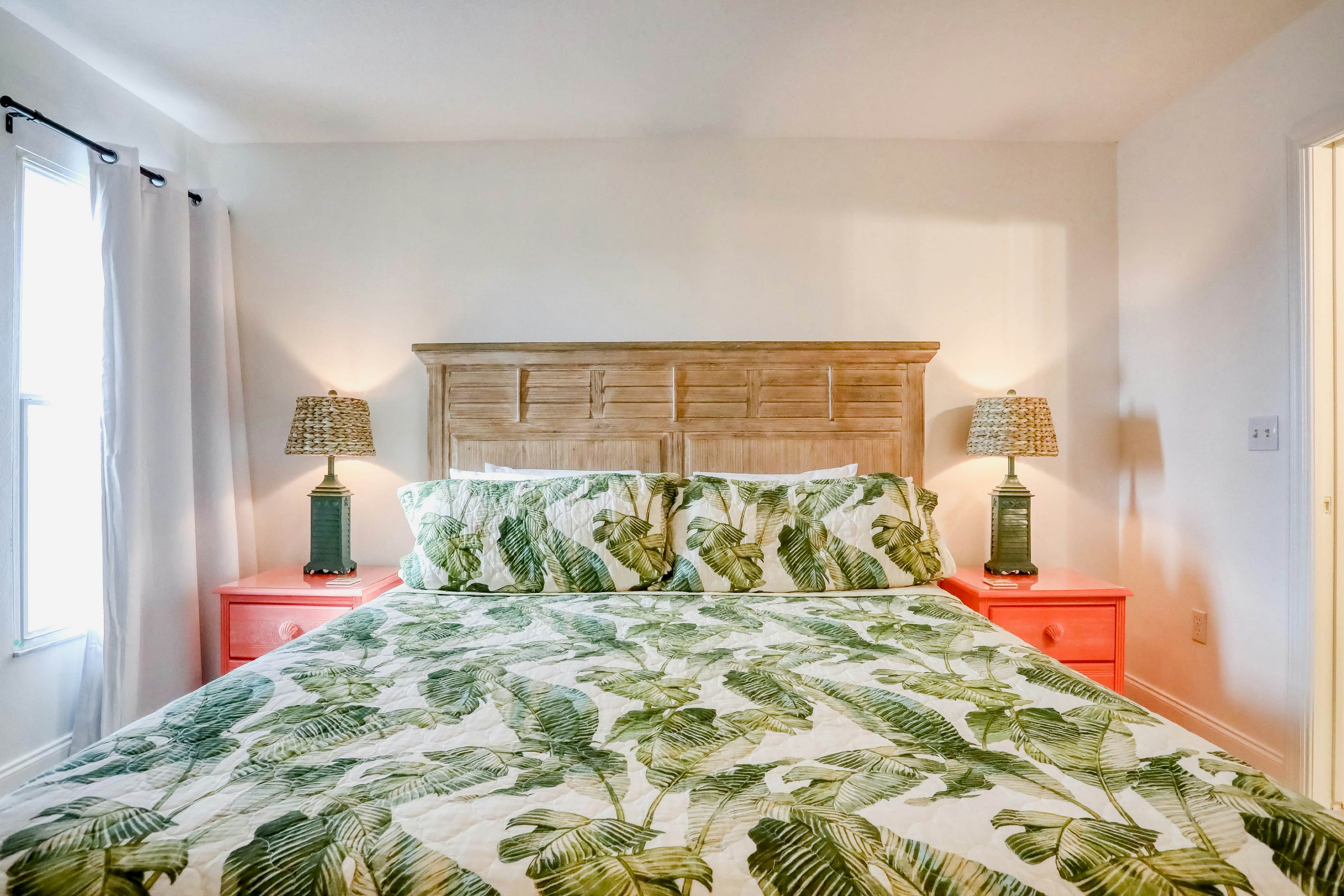 Beautifully Updated Dog Friendly Condo with Heated Pool and Ocean View