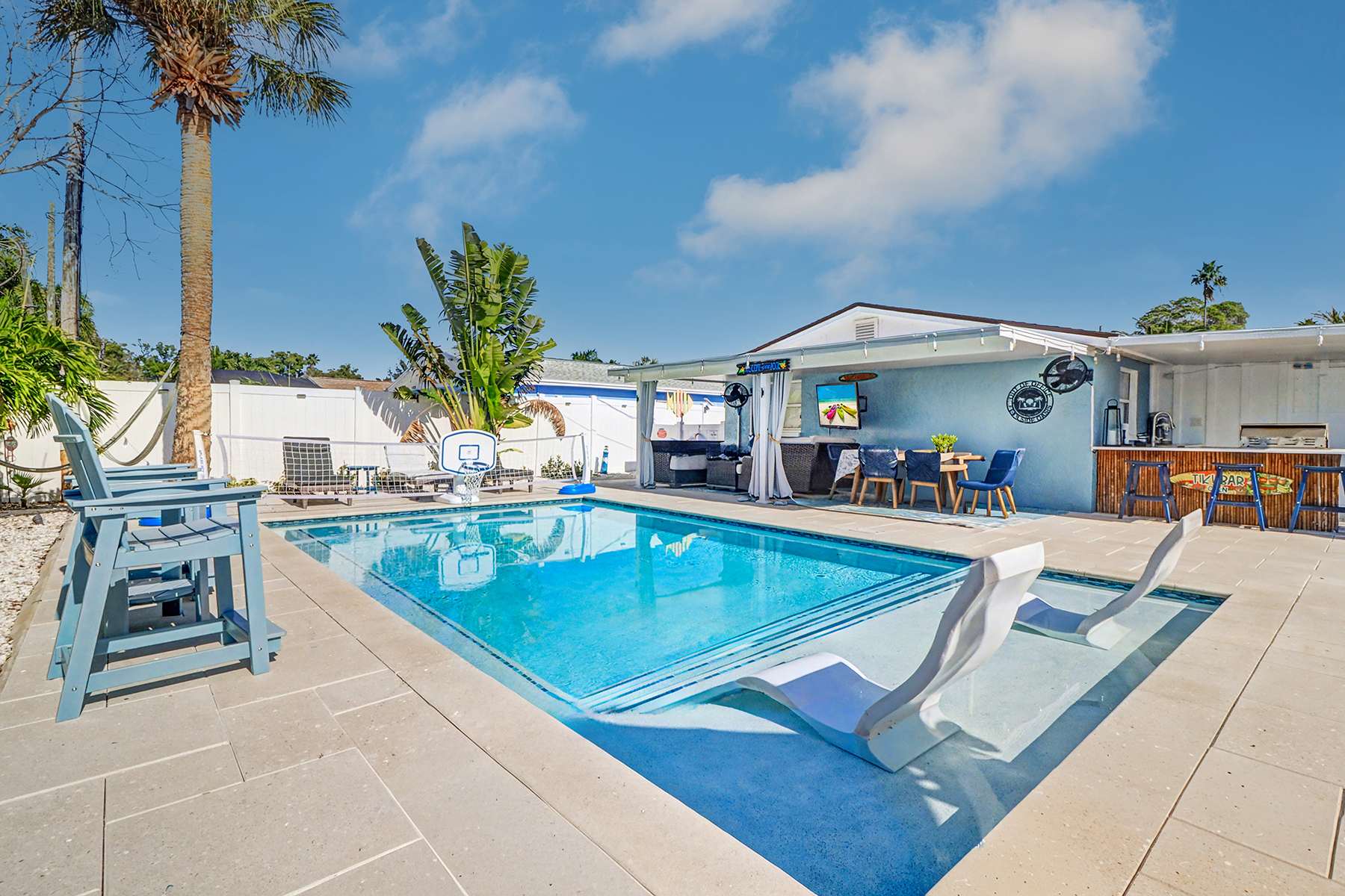 Adorable beach cottage with patio and private pool two blocks from the beach