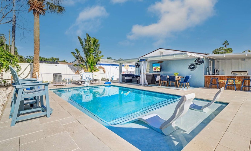 Adorable beach cottage with patio and private pool two blocks from the beach