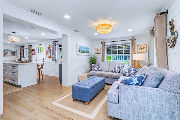 Adorable beach cottage with patio and private pool two blocks from the beach