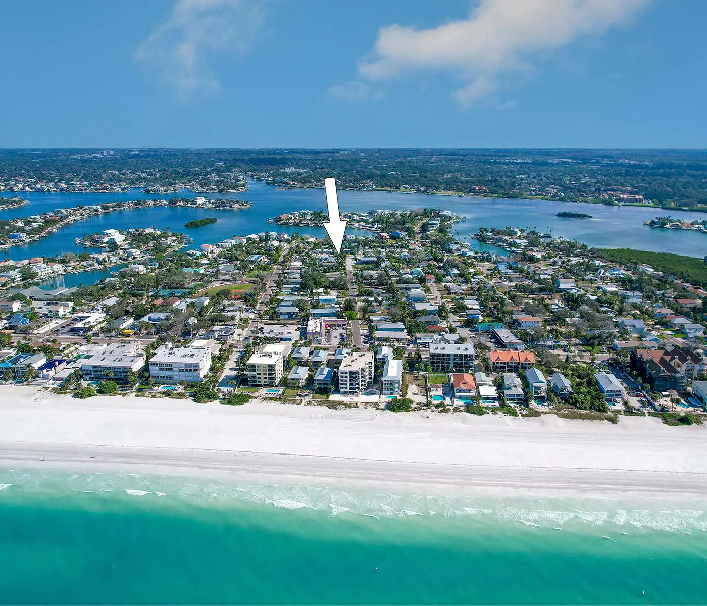 Adorable beach cottage with patio and private pool two blocks from the beach