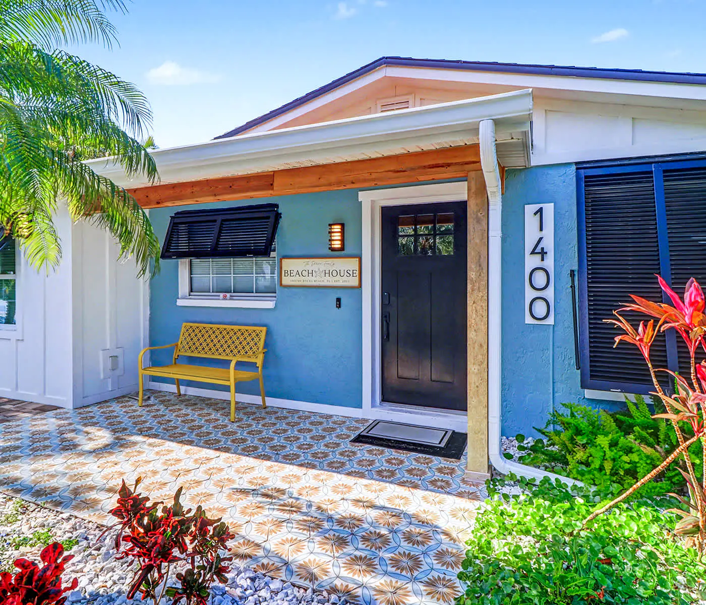 Adorable beach cottage with patio and private pool two blocks from the beach