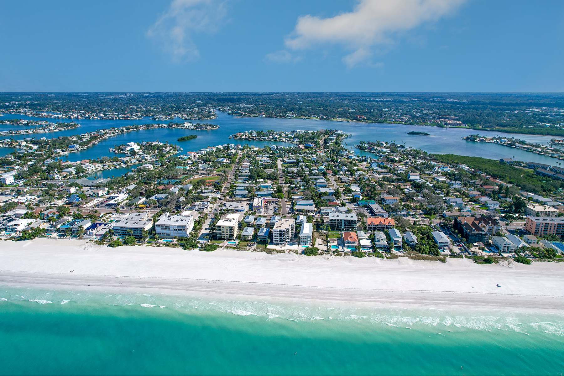 Adorable beach cottage with patio and private pool two blocks from the beach