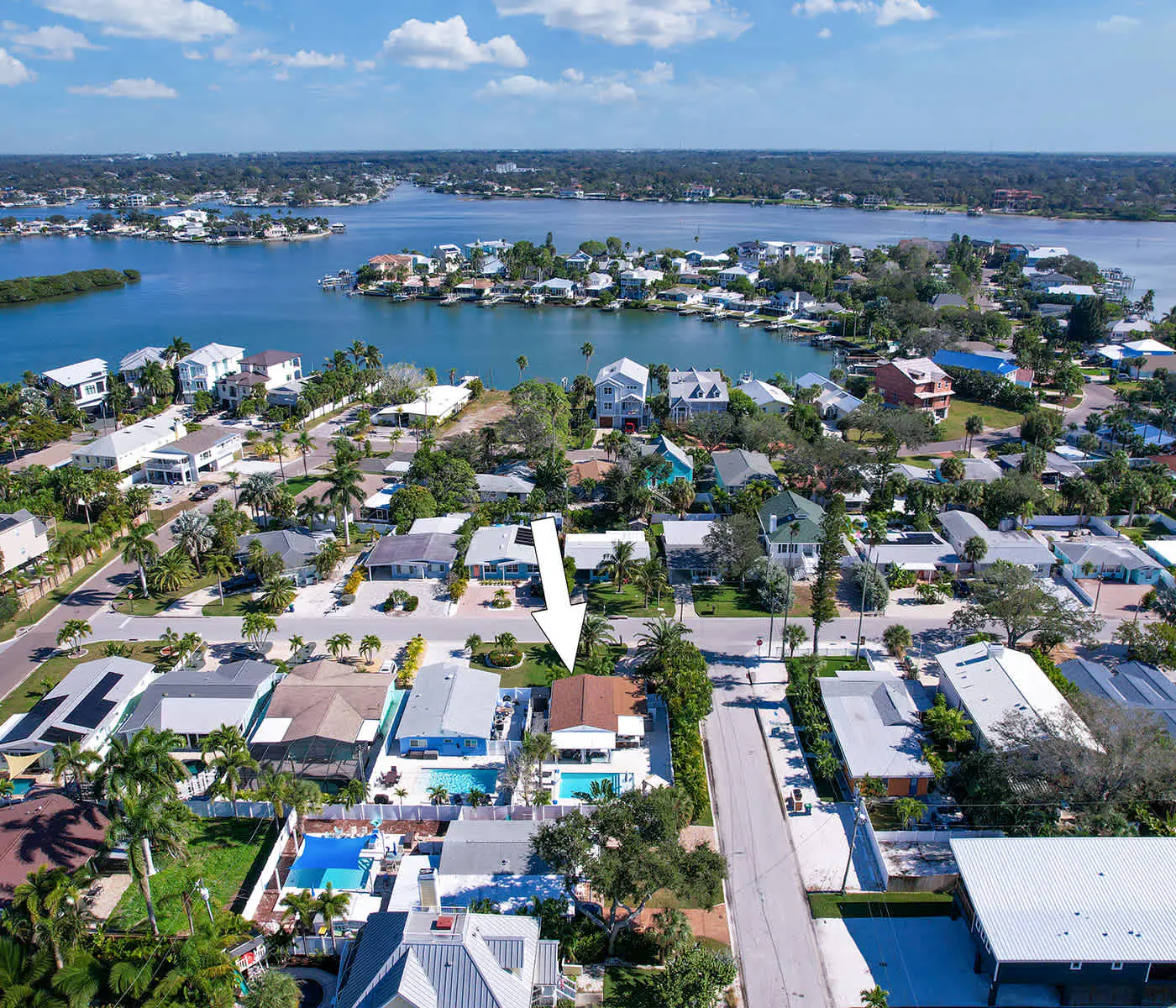 Adorable beach cottage with patio and private pool two blocks from the beach