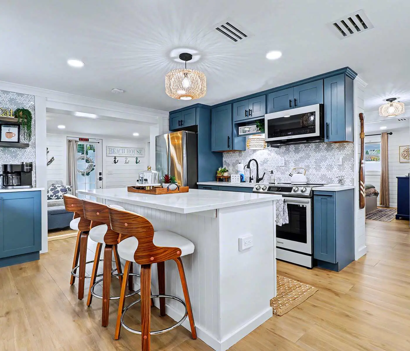 Adorable beach cottage with patio and private pool two blocks from the beach