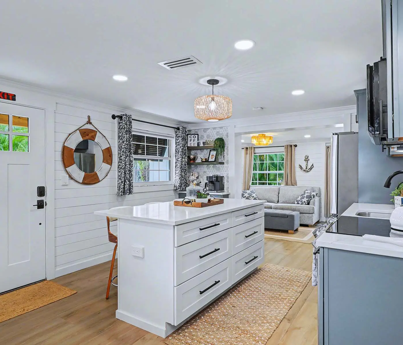 Adorable beach cottage with patio and private pool two blocks from the beach
