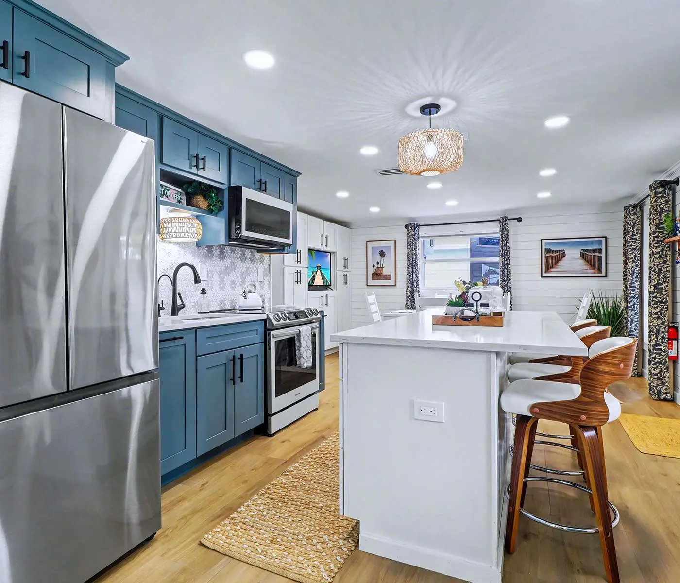 Adorable beach cottage with patio and private pool two blocks from the beach