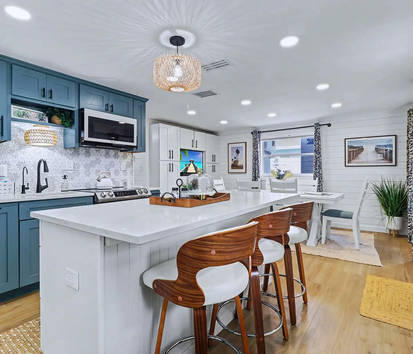 Adorable beach cottage with patio and private pool two blocks from the beach