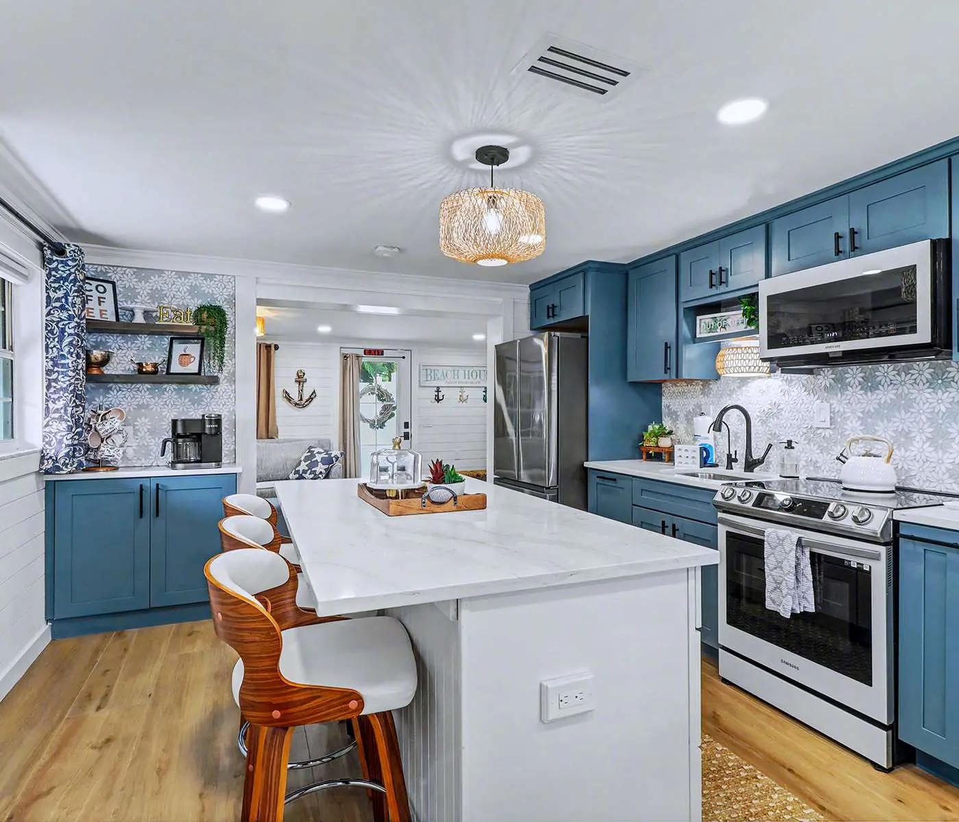 Adorable beach cottage with patio and private pool two blocks from the beach