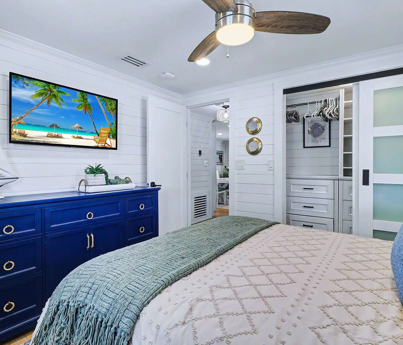Adorable beach cottage with patio and private pool two blocks from the beach