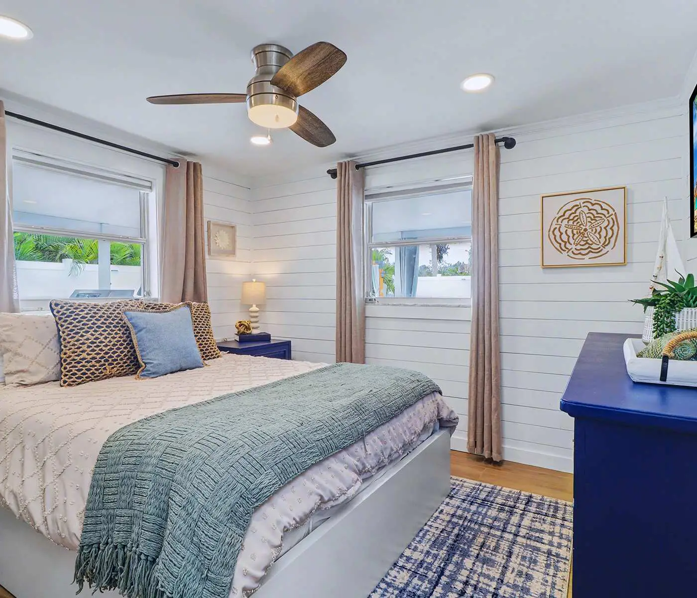 Adorable beach cottage with patio and private pool two blocks from the beach