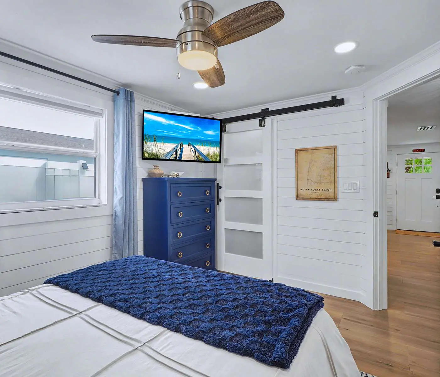 Adorable beach cottage with patio and private pool two blocks from the beach
