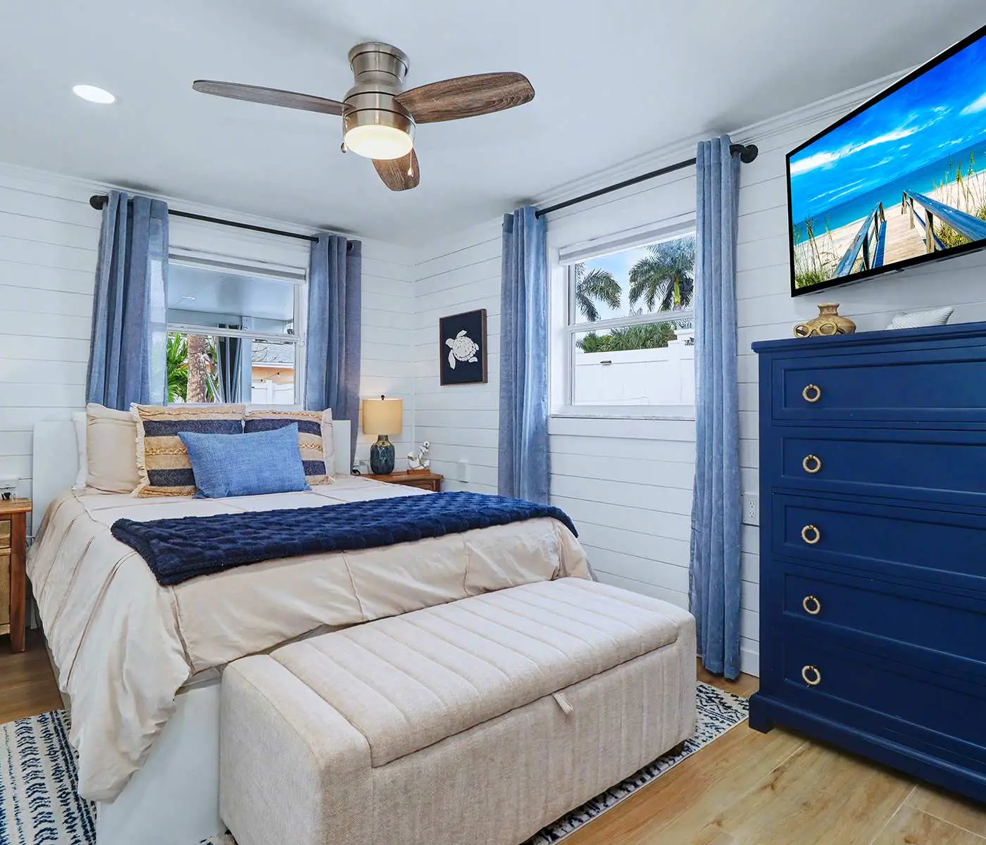 Adorable beach cottage with patio and private pool two blocks from the beach