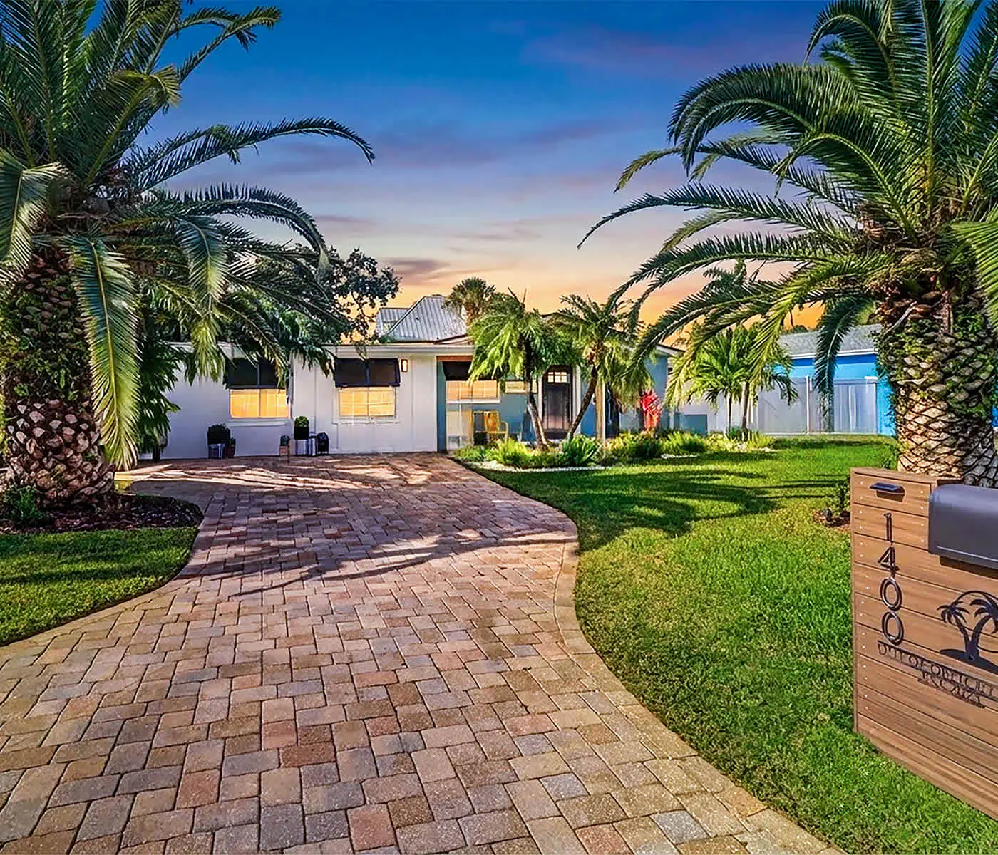 Adorable beach cottage with patio and private pool two blocks from the beach