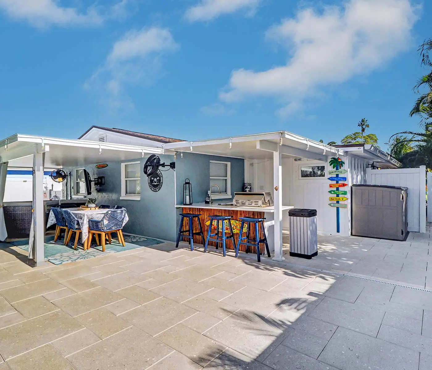 Adorable beach cottage with patio and private pool two blocks from the beach