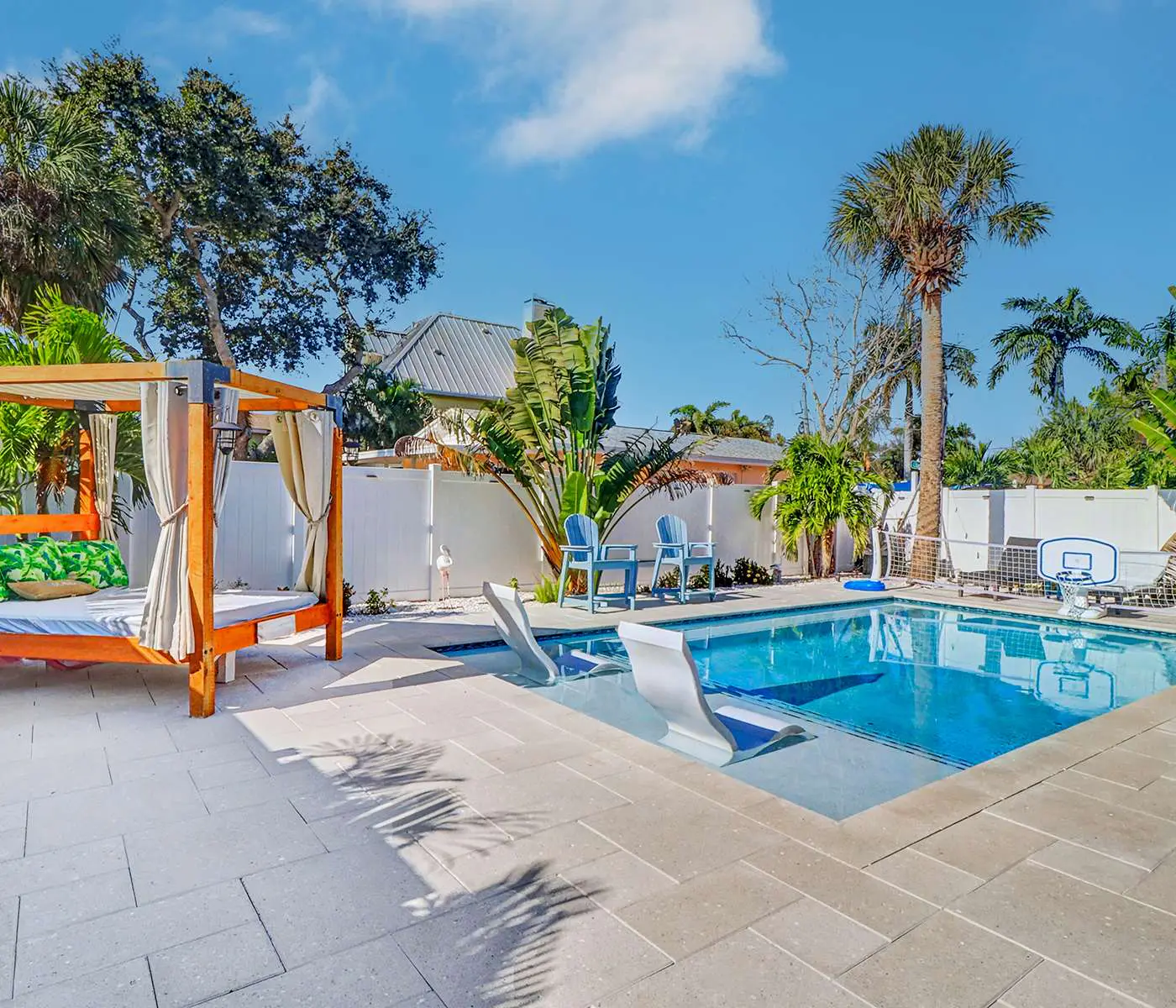 Adorable beach cottage with patio and private pool two blocks from the beach