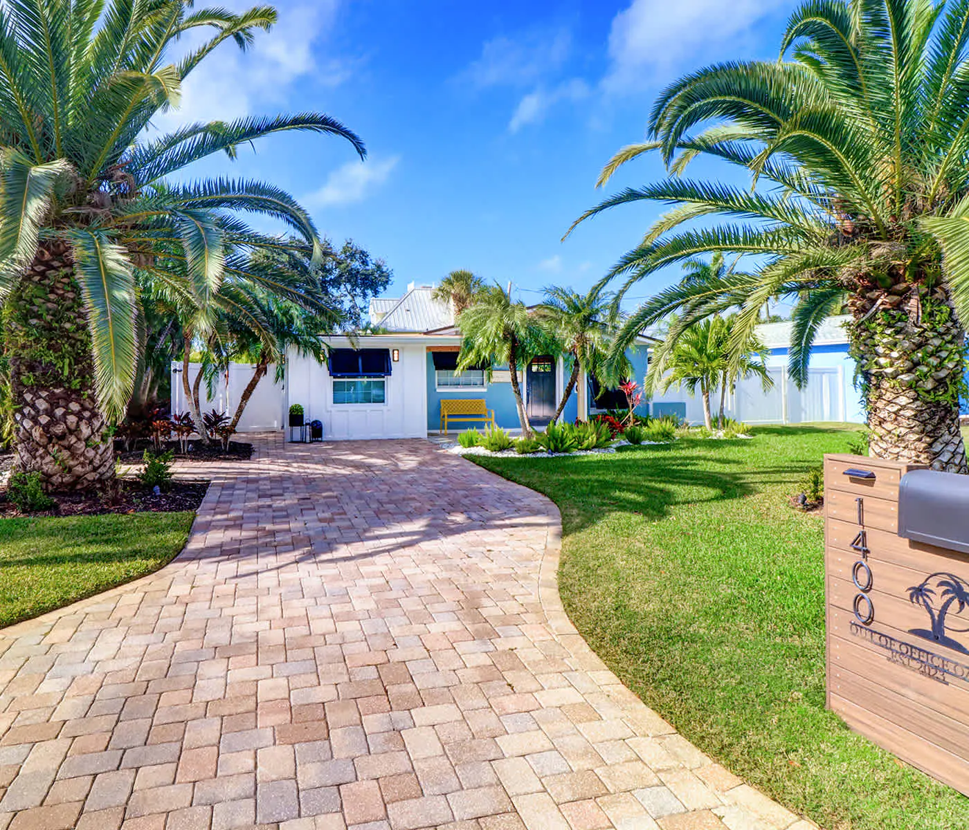 Adorable beach cottage with patio and private pool two blocks from the beach