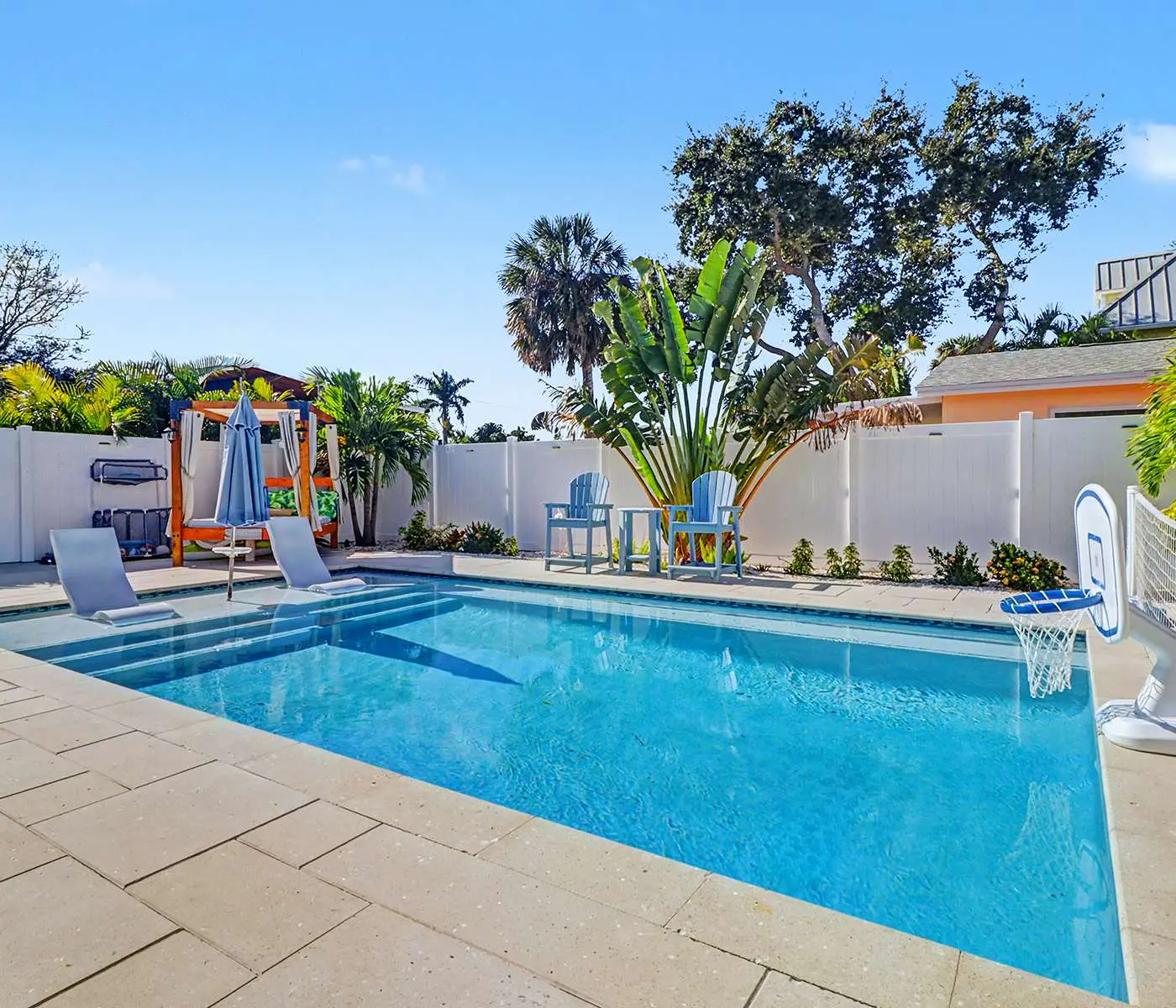Adorable beach cottage with patio and private pool two blocks from the beach