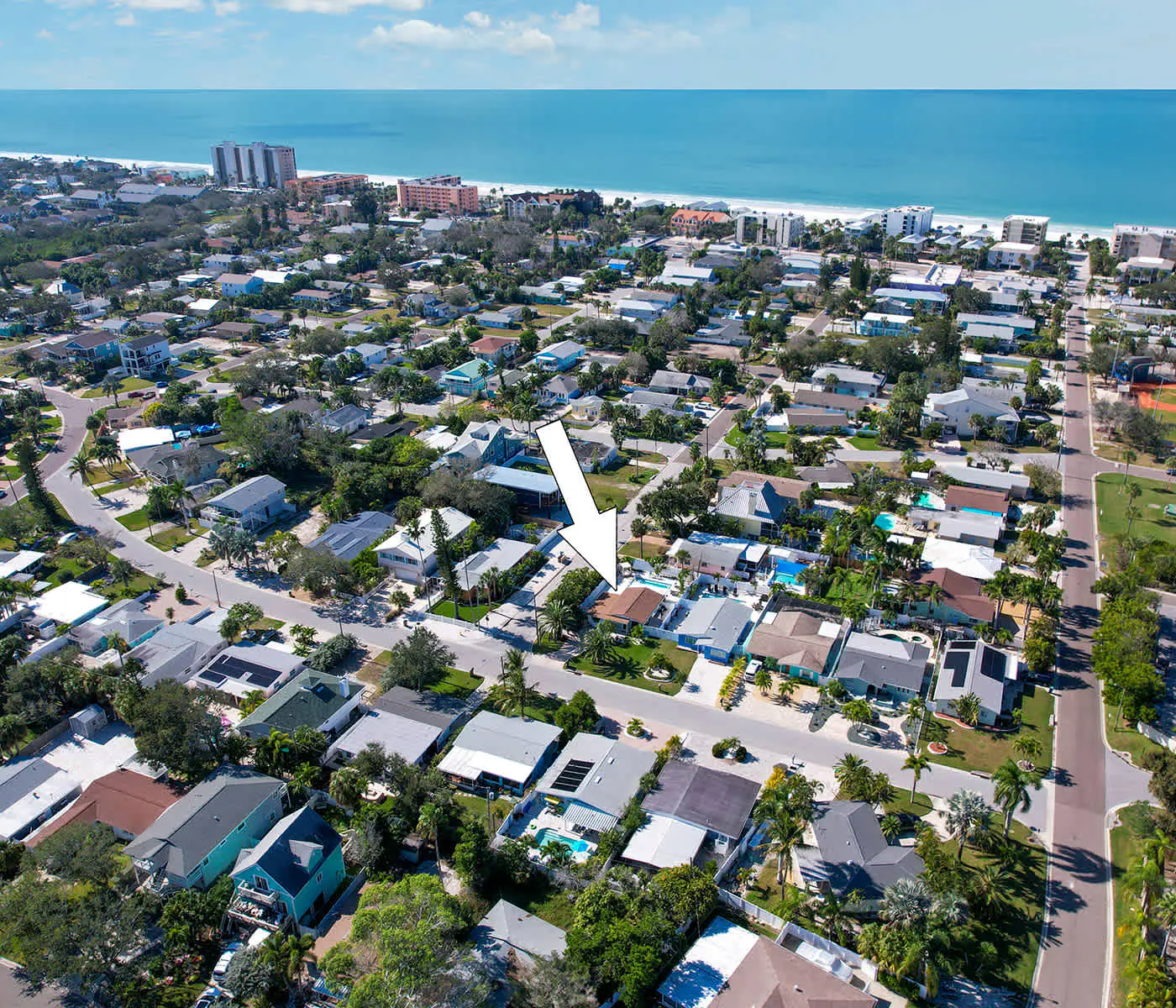 Adorable beach cottage with patio and private pool two blocks from the beach