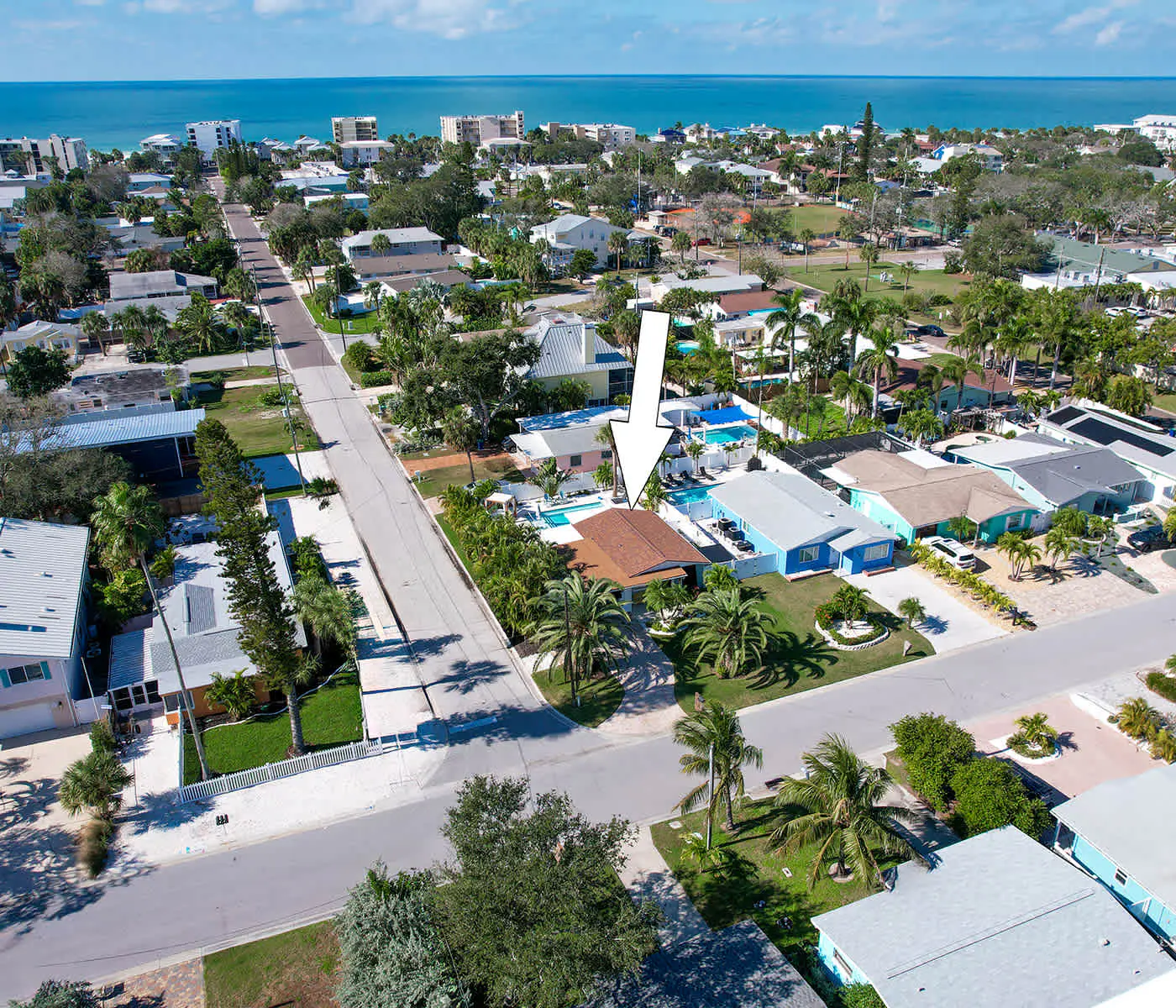 Adorable beach cottage with patio and private pool two blocks from the beach