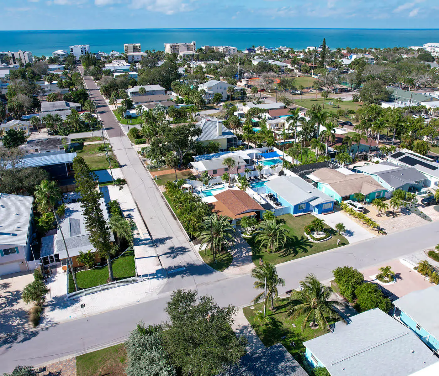 Adorable beach cottage with patio and private pool two blocks from the beach