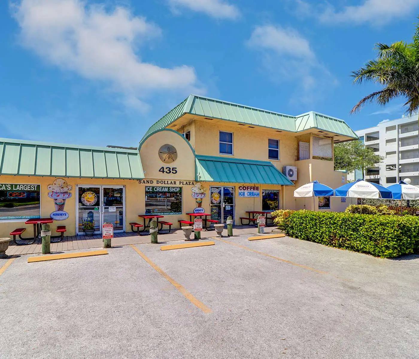 Adorable beach cottage with patio and private pool two blocks from the beach