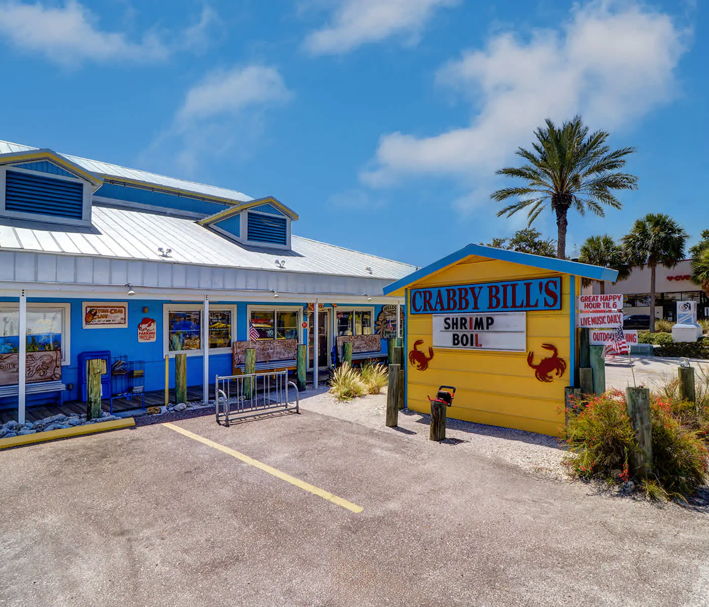Adorable beach cottage with patio and private pool two blocks from the beach